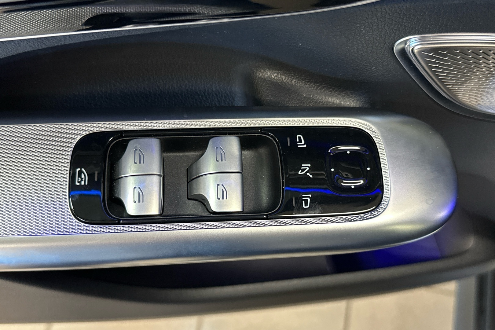 MERCEDES-BENZ EQE SUV 2025