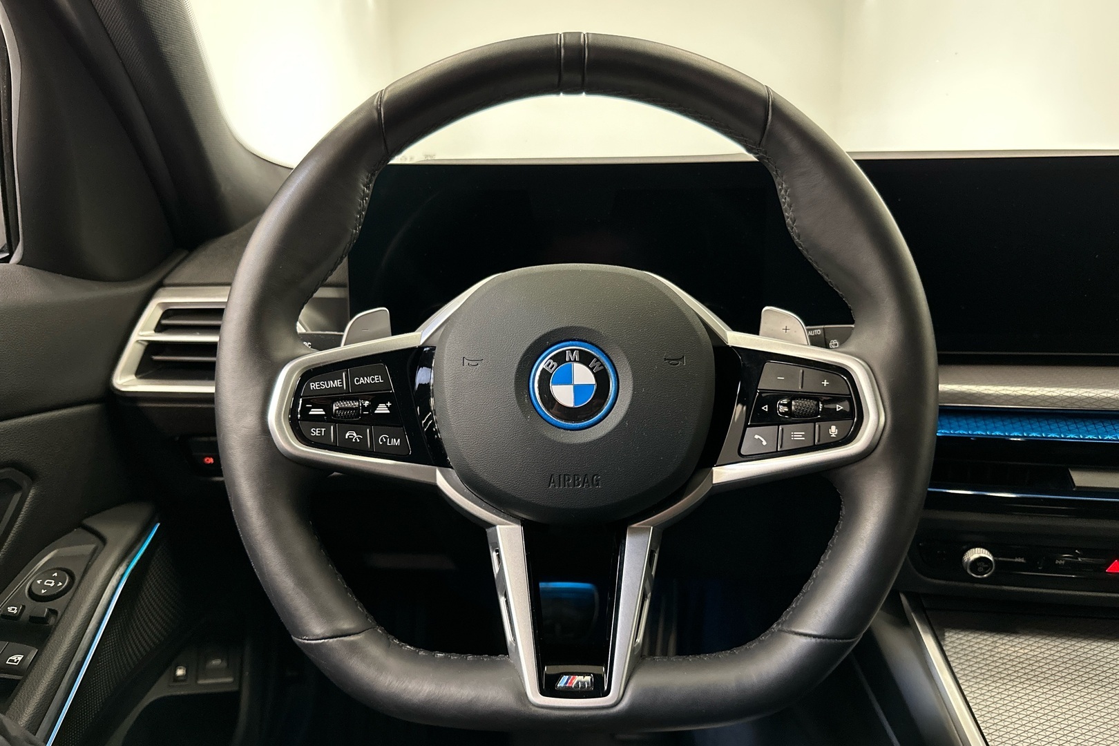 BMW 330 2025