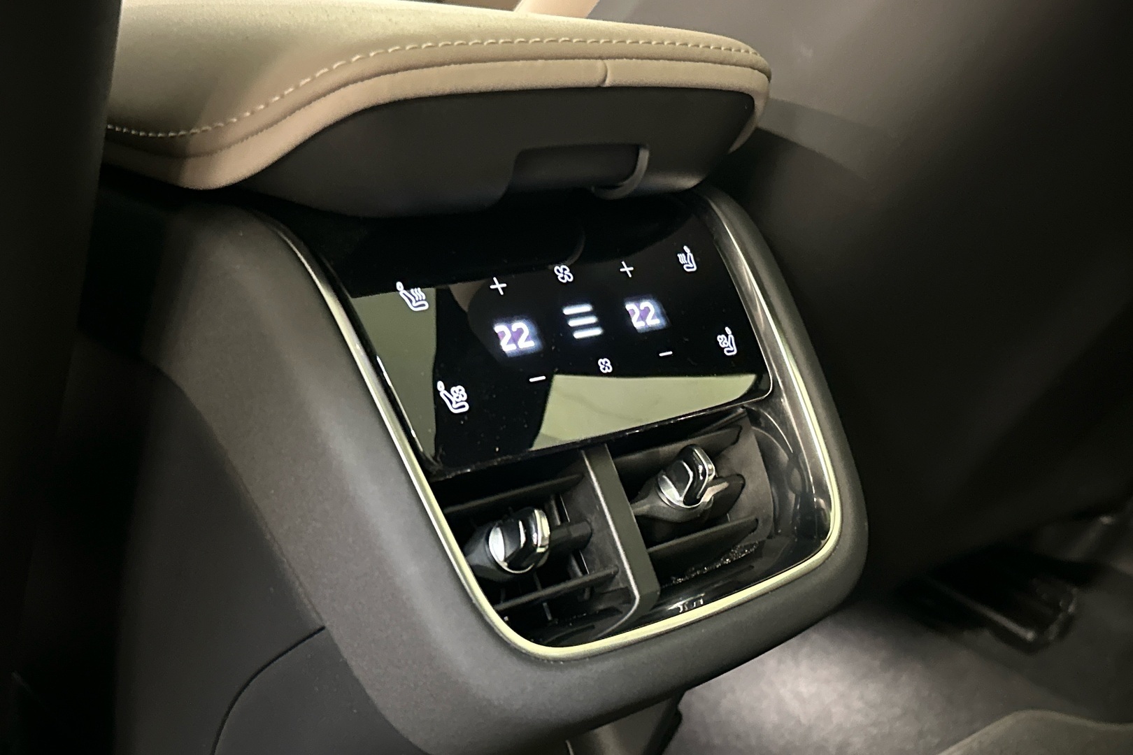 VOLVO ES90 26