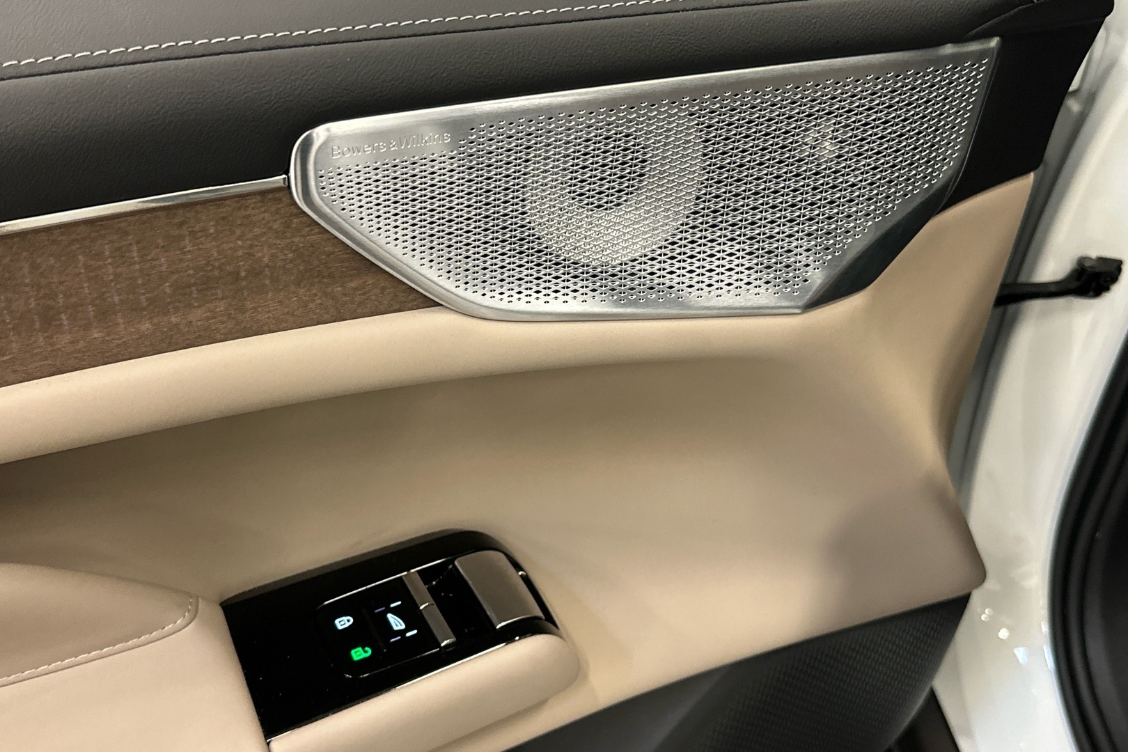 VOLVO ES90 9