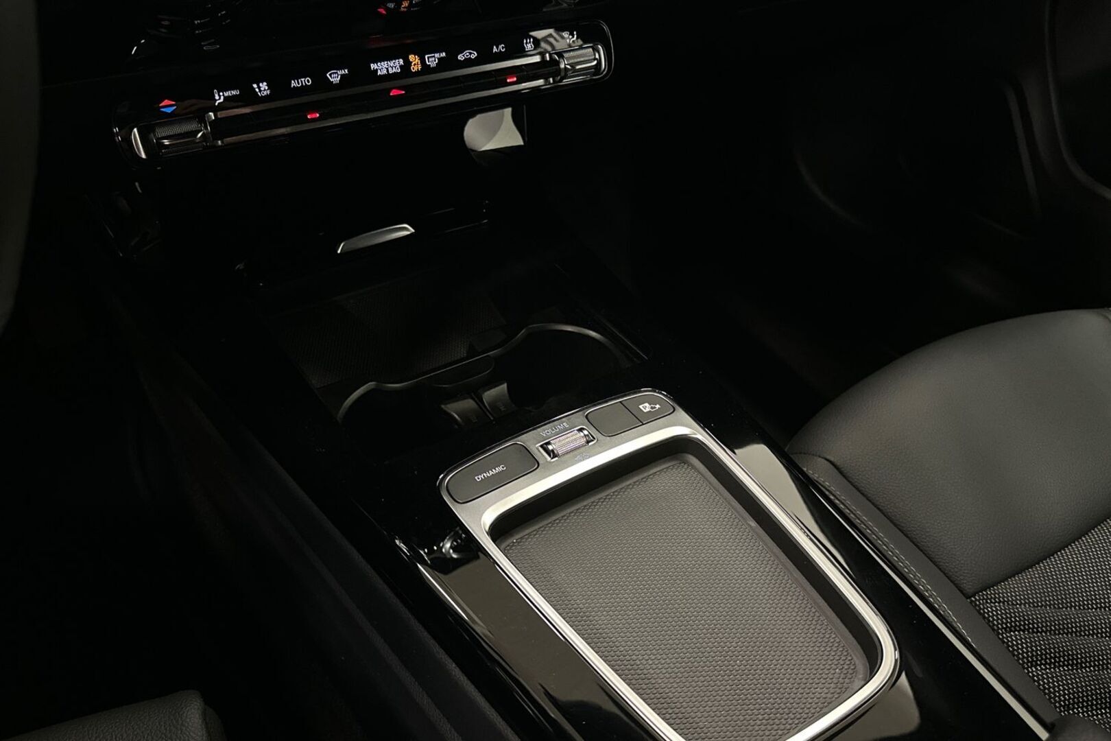 MERCEDES-BENZ CLA 2025