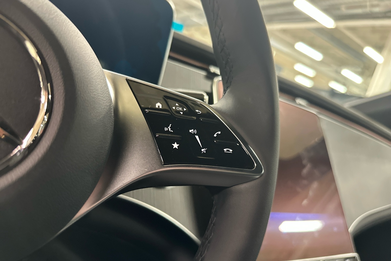 MERCEDES-BENZ EQE 2025