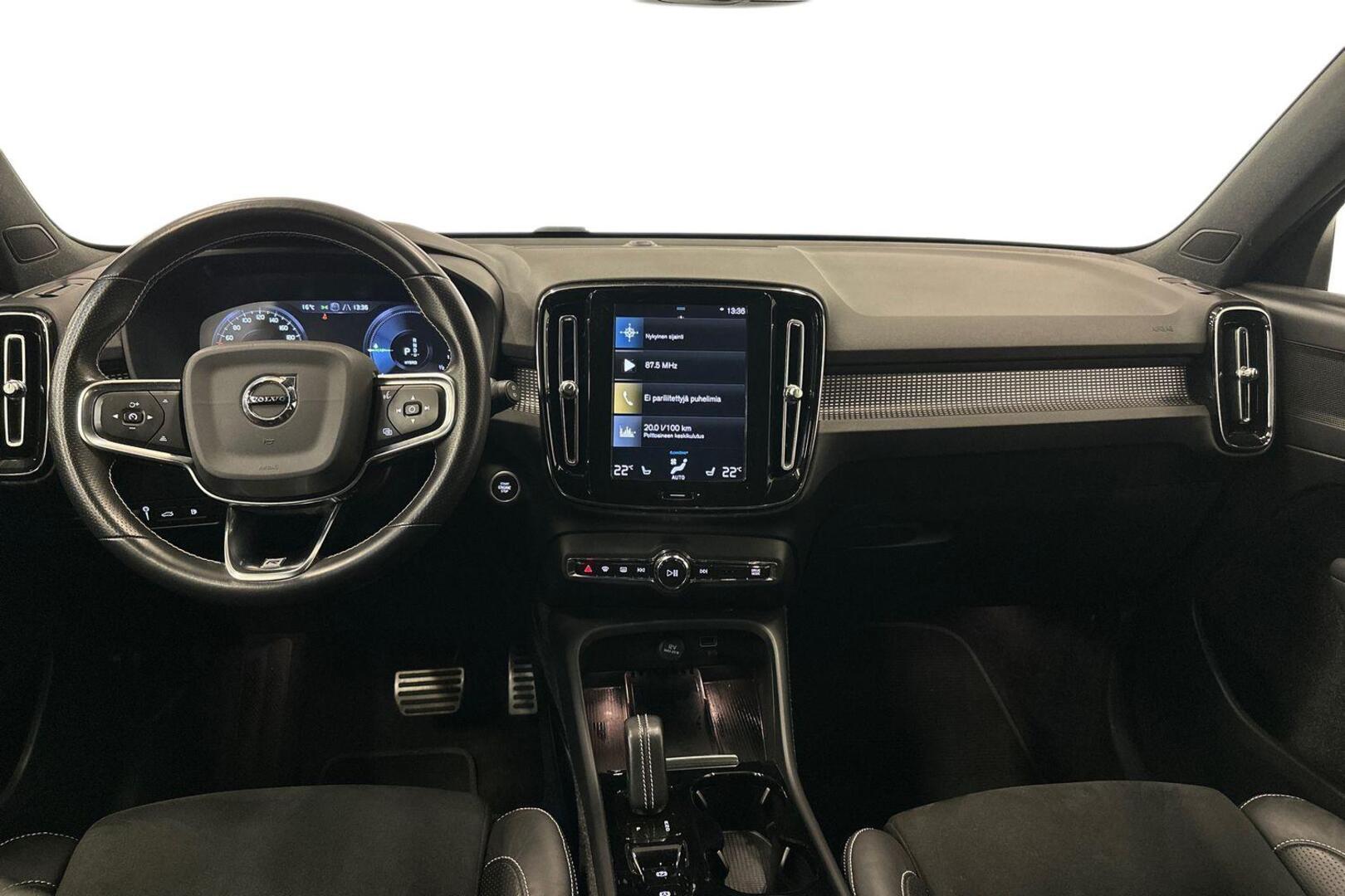 VOLVO XC40 10