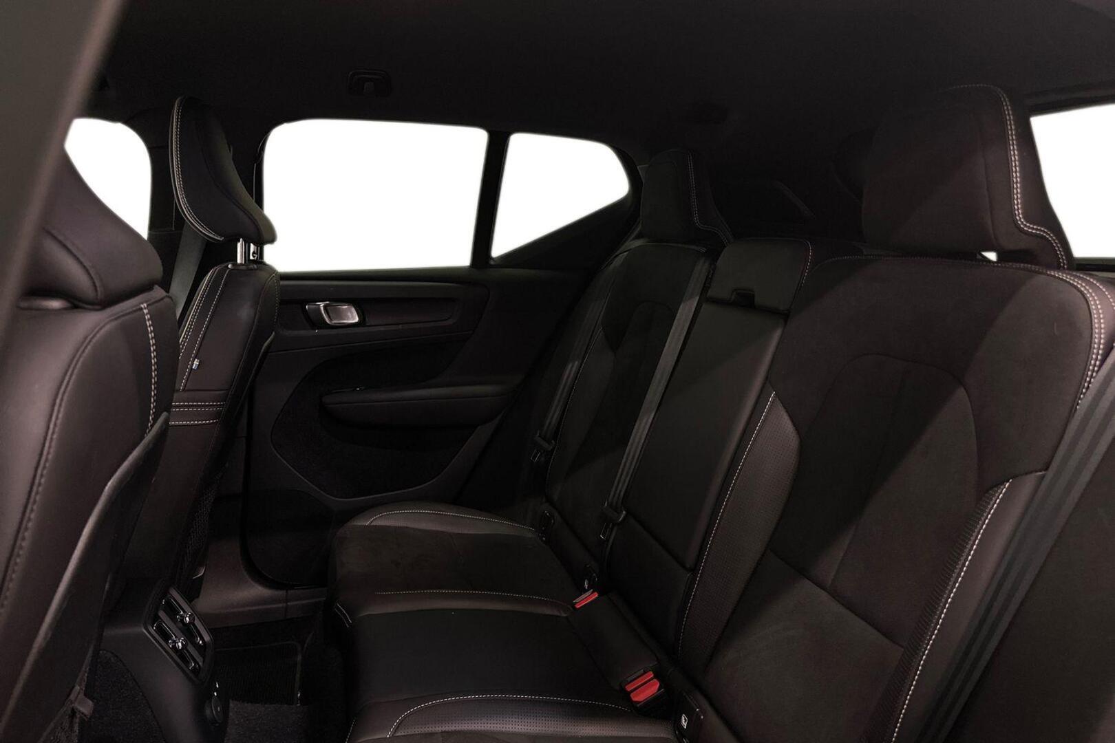 VOLVO XC40 11