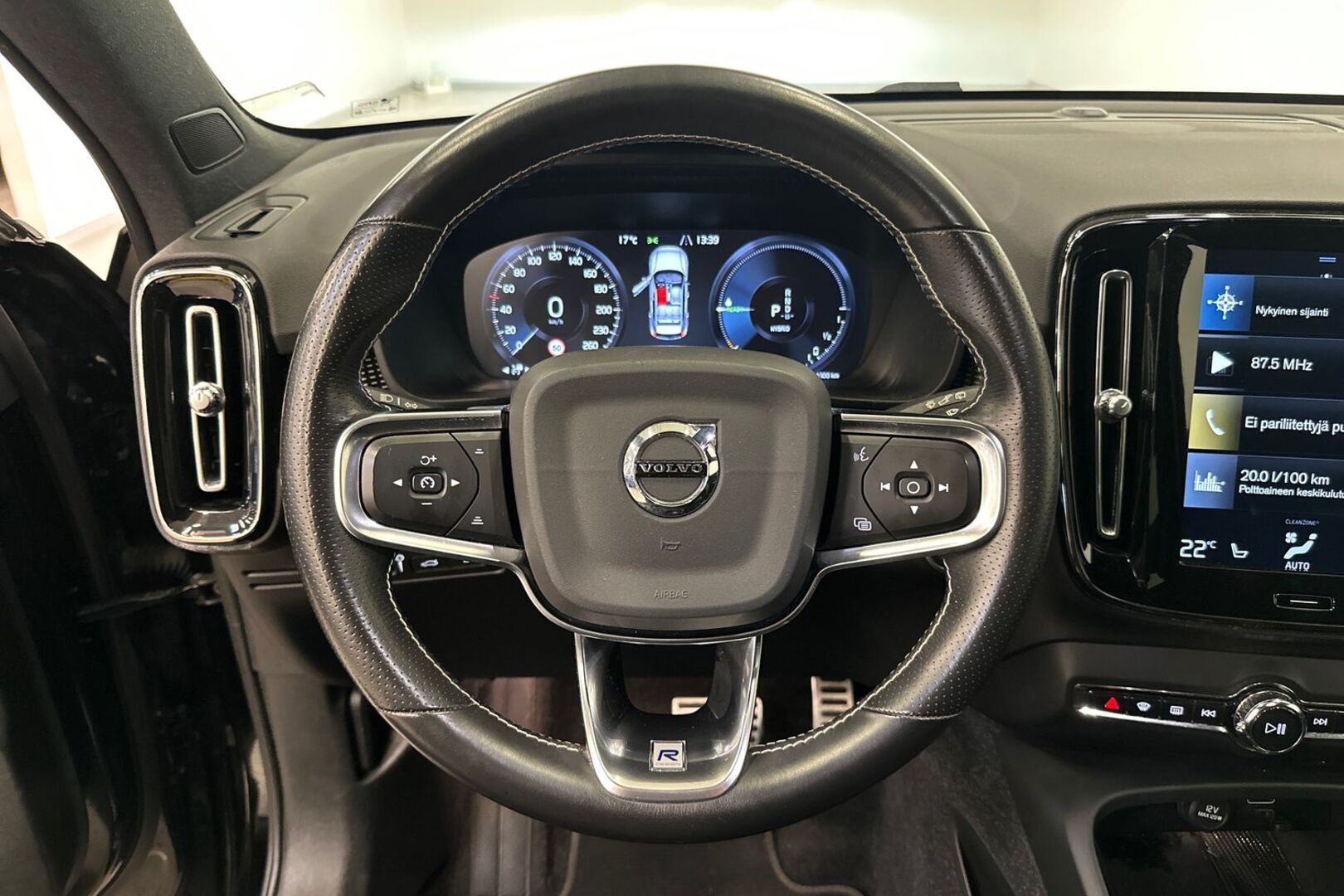 VOLVO XC40 17