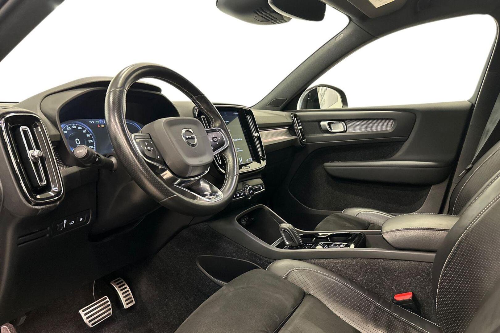 VOLVO XC40 8