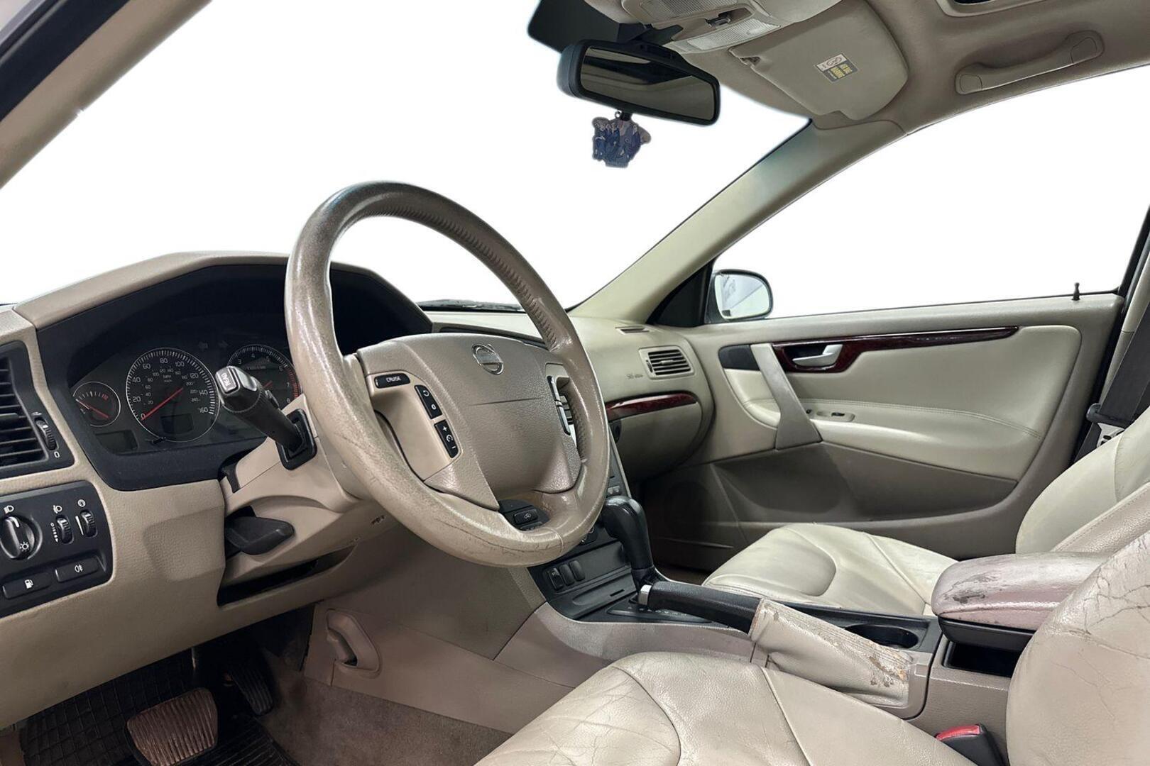 VOLVO V70 2003