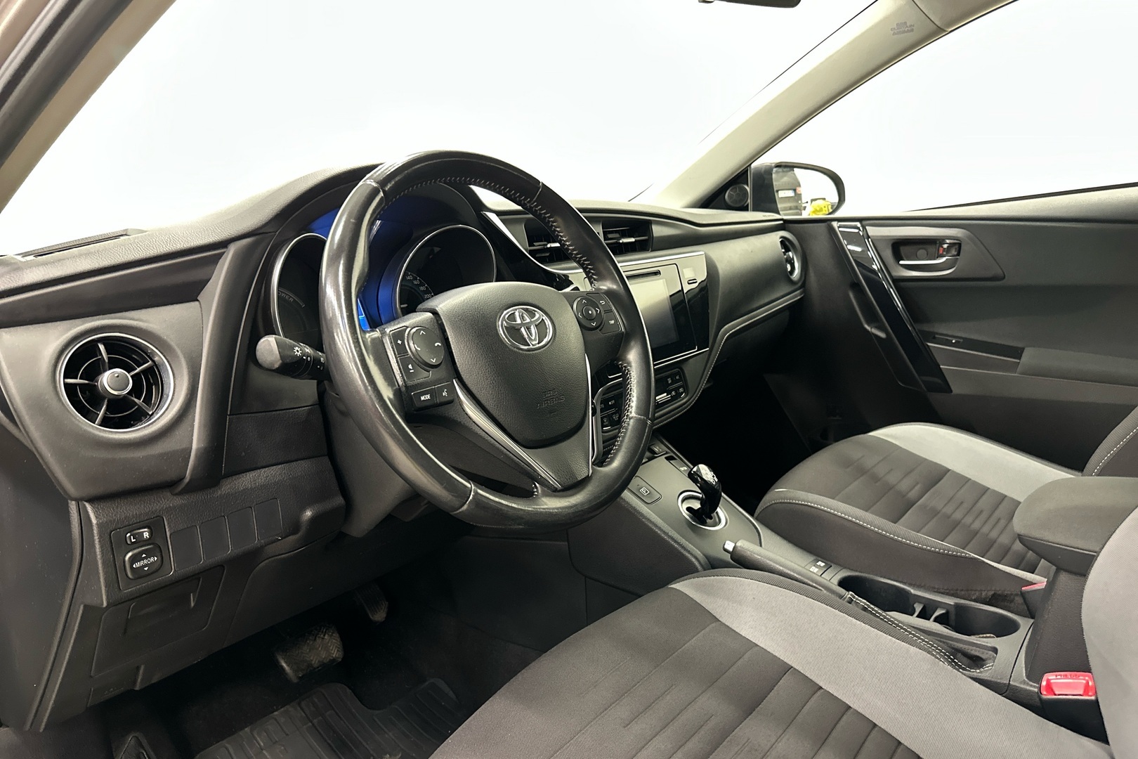 TOYOTA Auris 2016