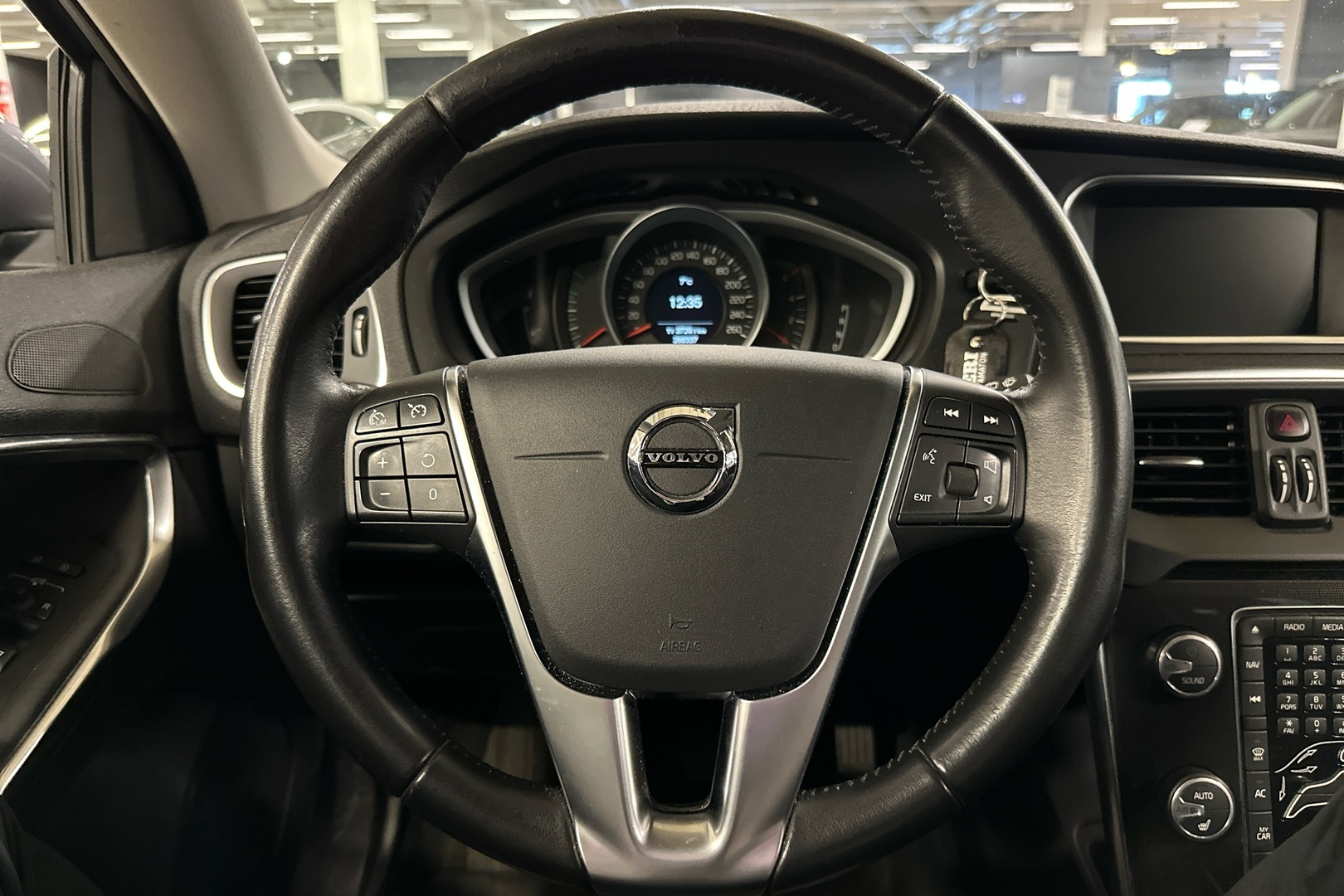 VOLVO V40 2017