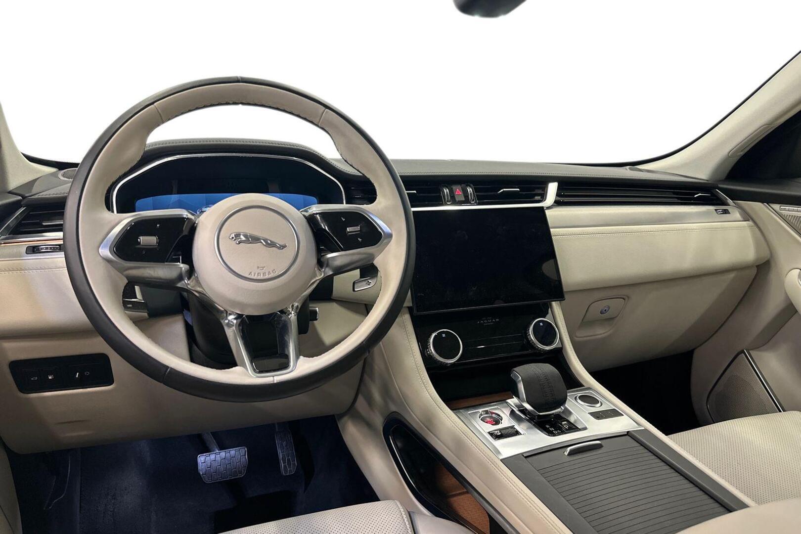 JAGUAR F-PACE 10