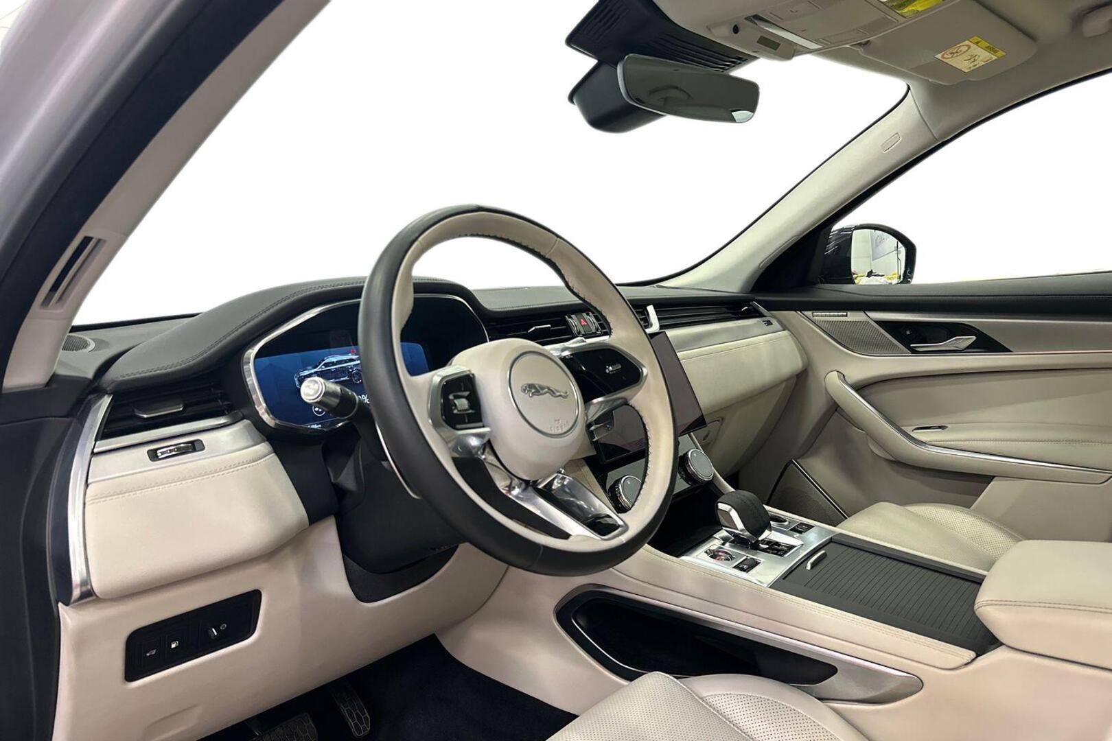 JAGUAR F-PACE 8