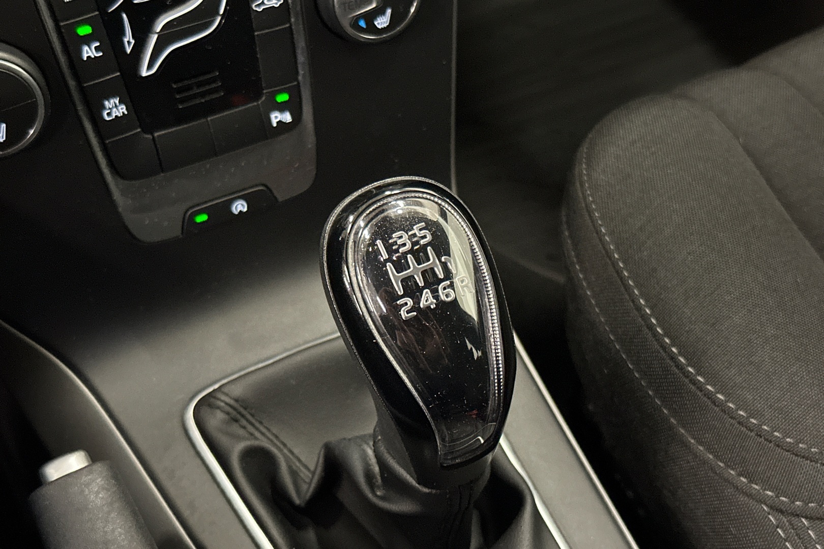 VOLVO V40 16