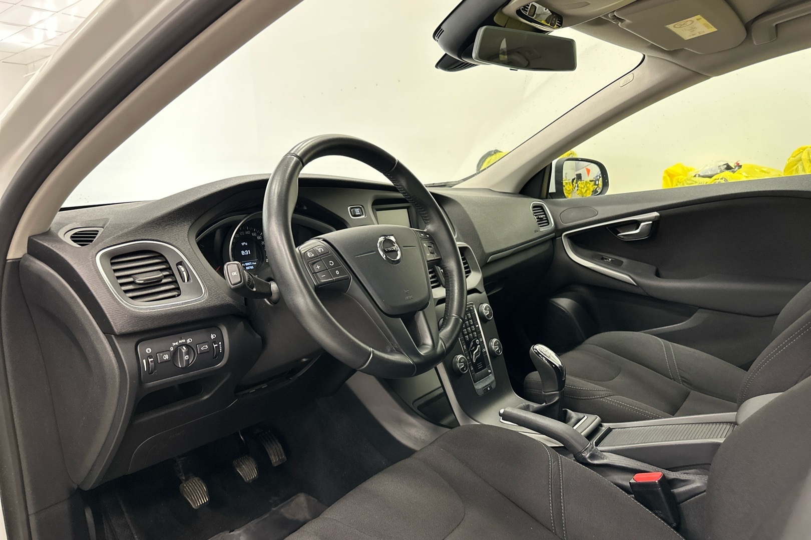 VOLVO V40 19