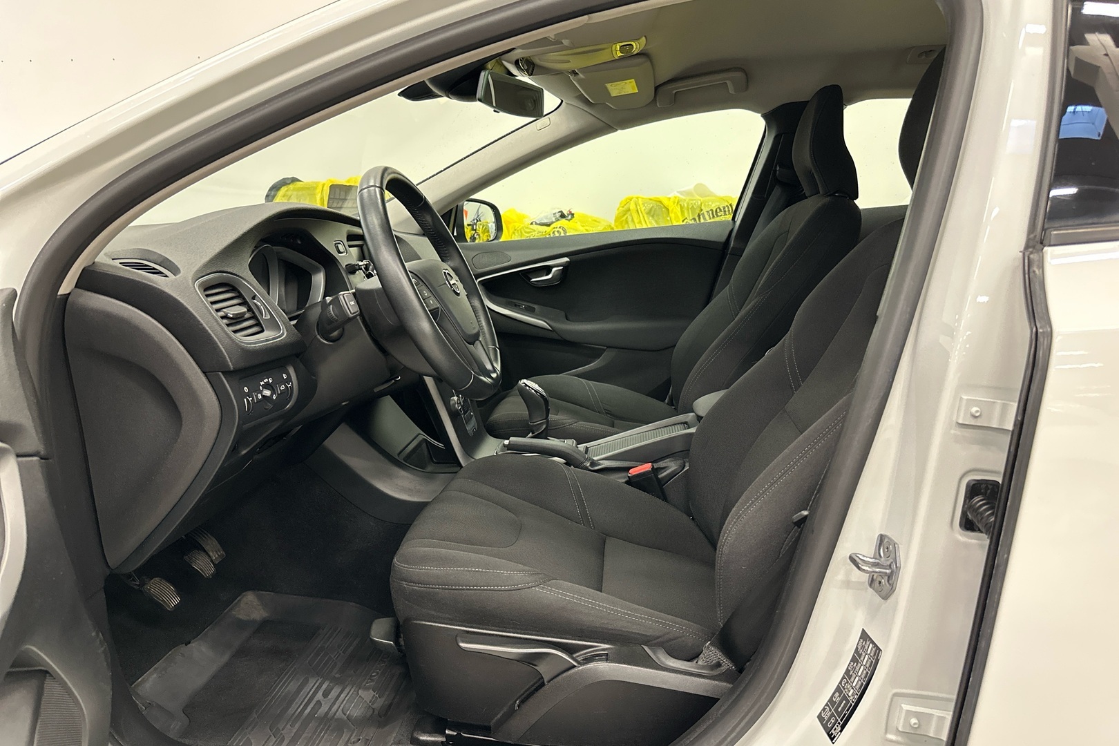 VOLVO V40 8