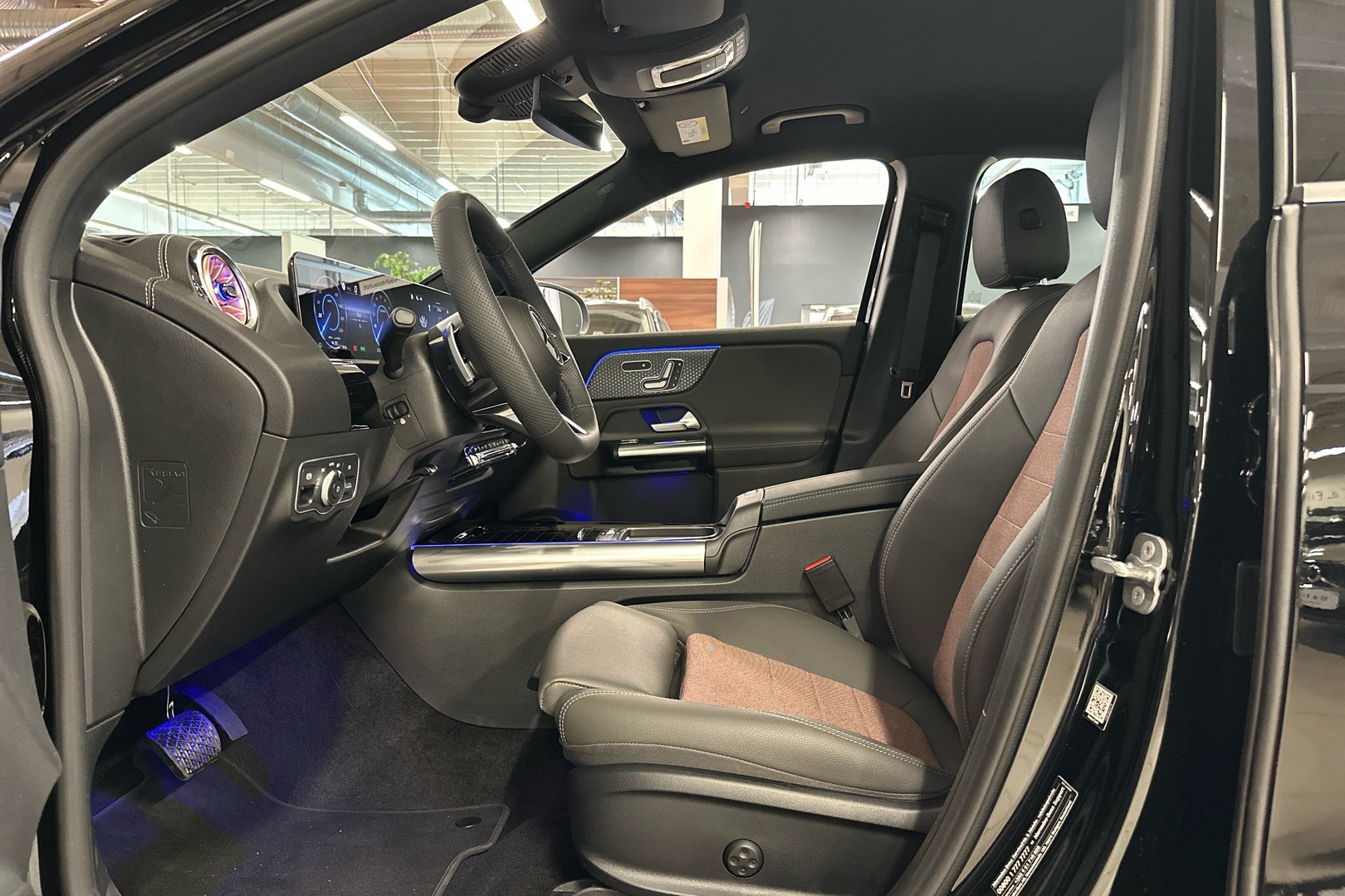 MERCEDES-BENZ EQA 2025