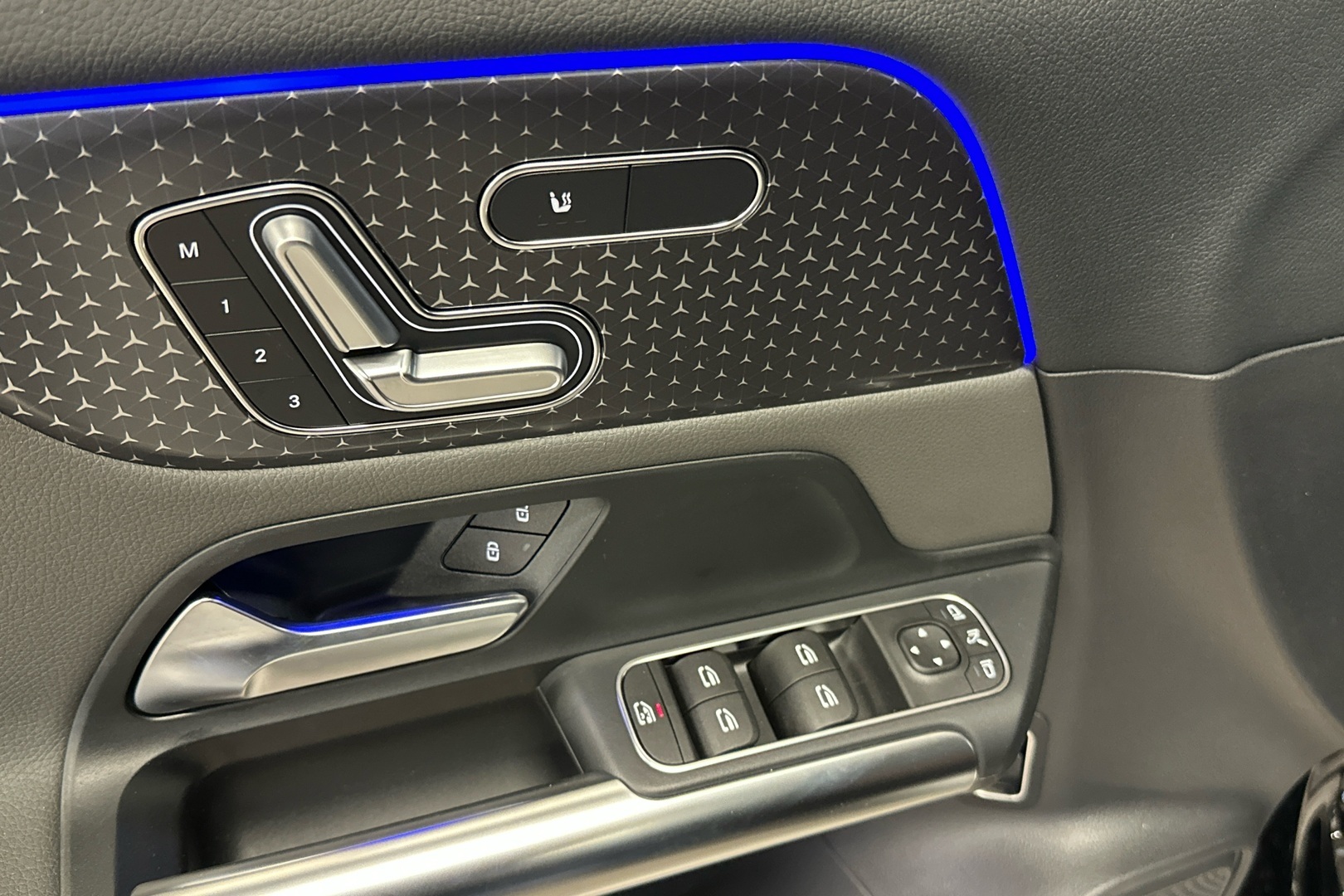 MERCEDES-BENZ EQA 2025