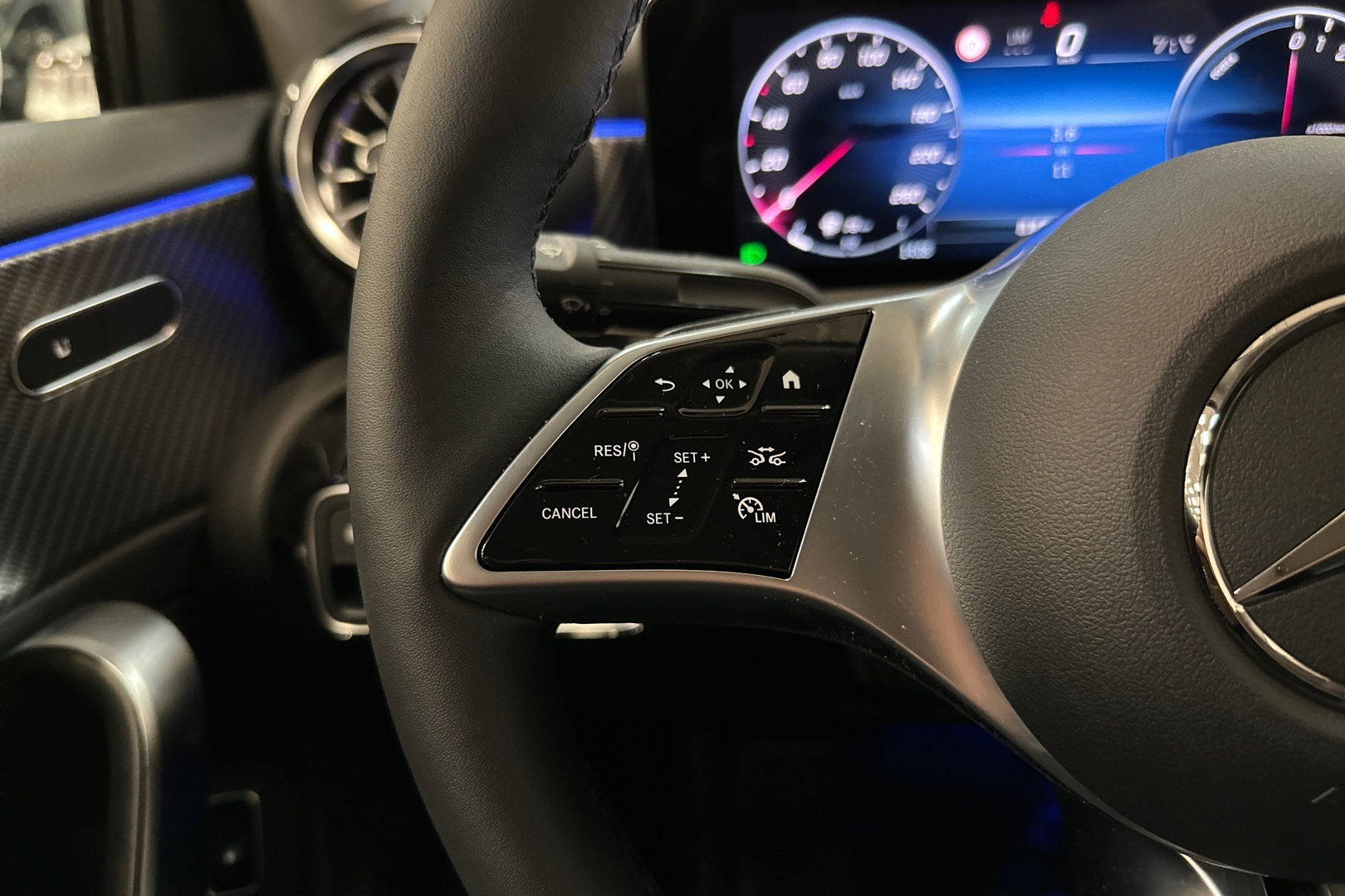 MERCEDES-BENZ A 2023