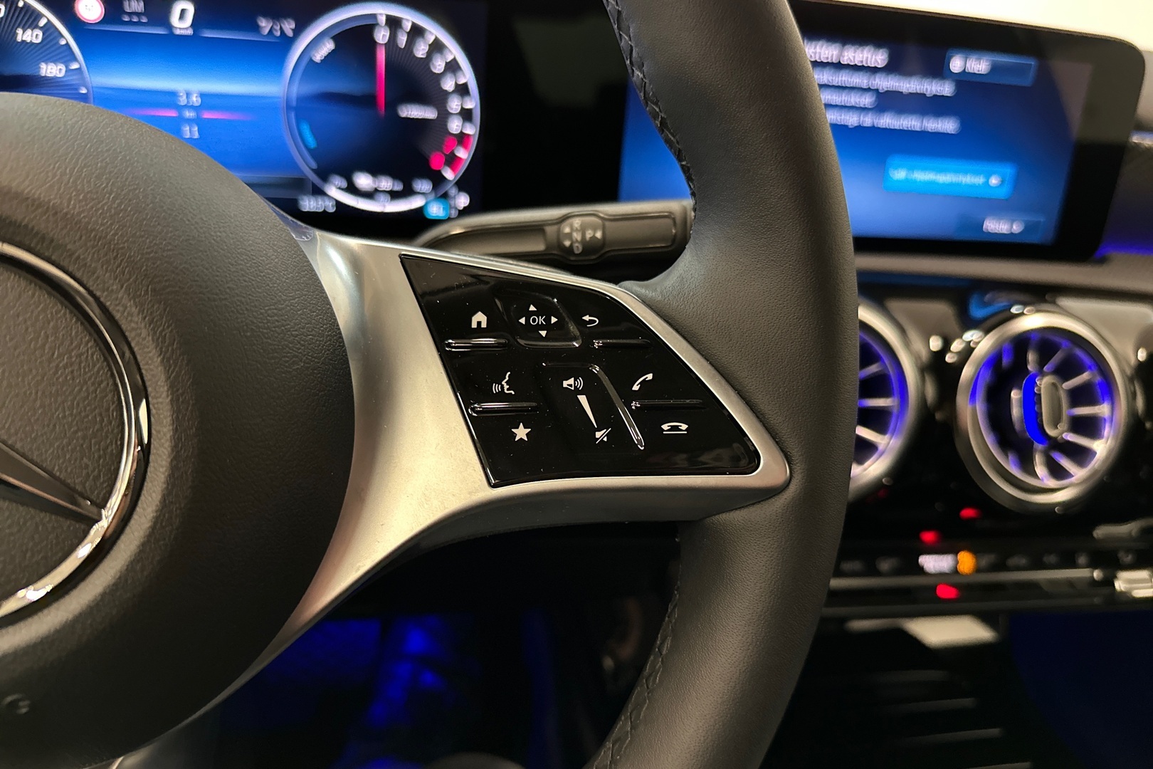 MERCEDES-BENZ A 2023