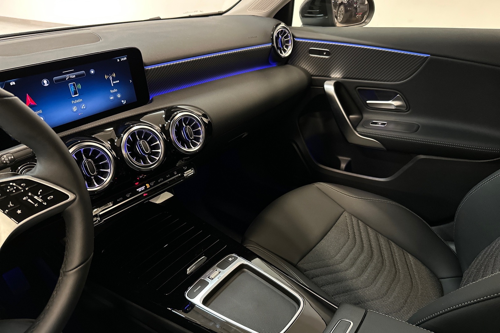 MERCEDES-BENZ A 2023