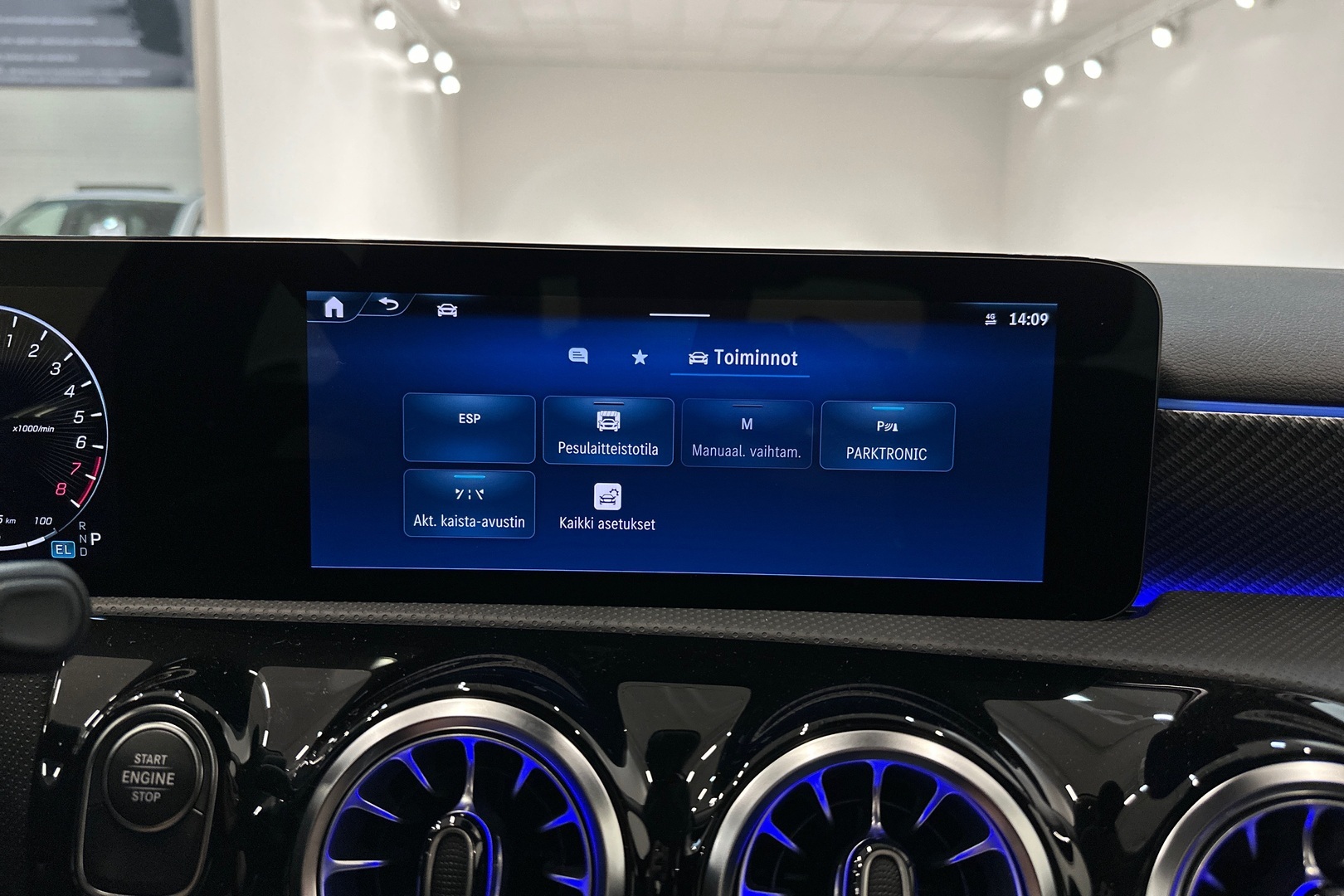 MERCEDES-BENZ A 2023