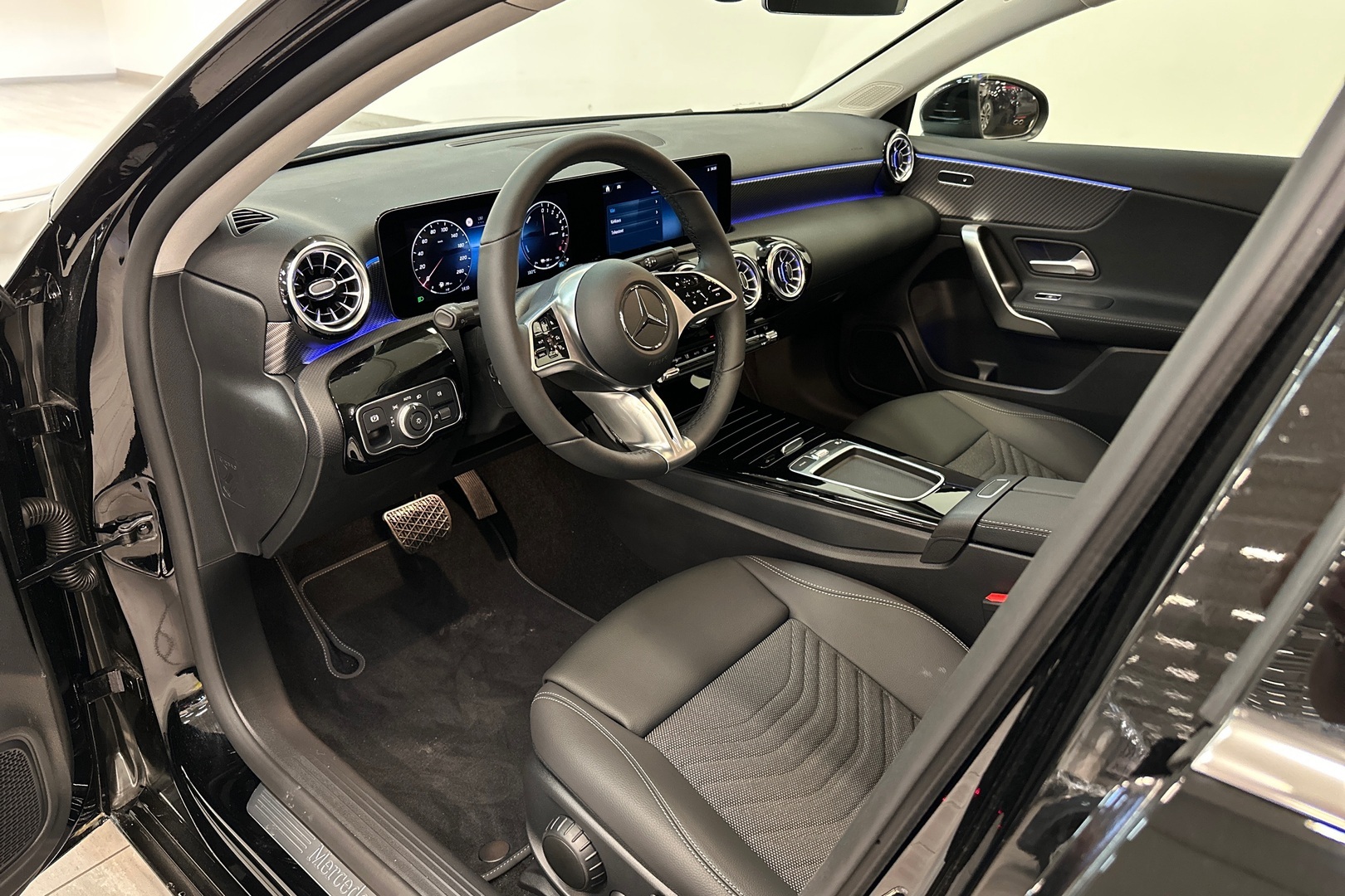 MERCEDES-BENZ A 2023