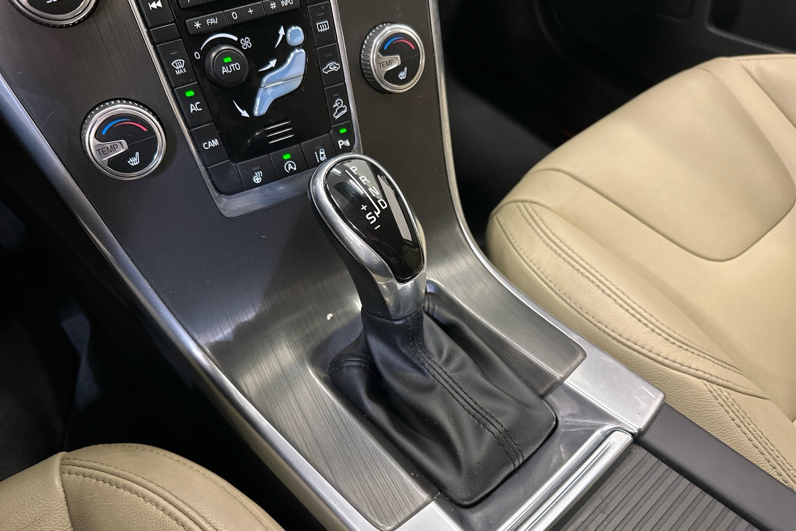 VOLVO XC60 18