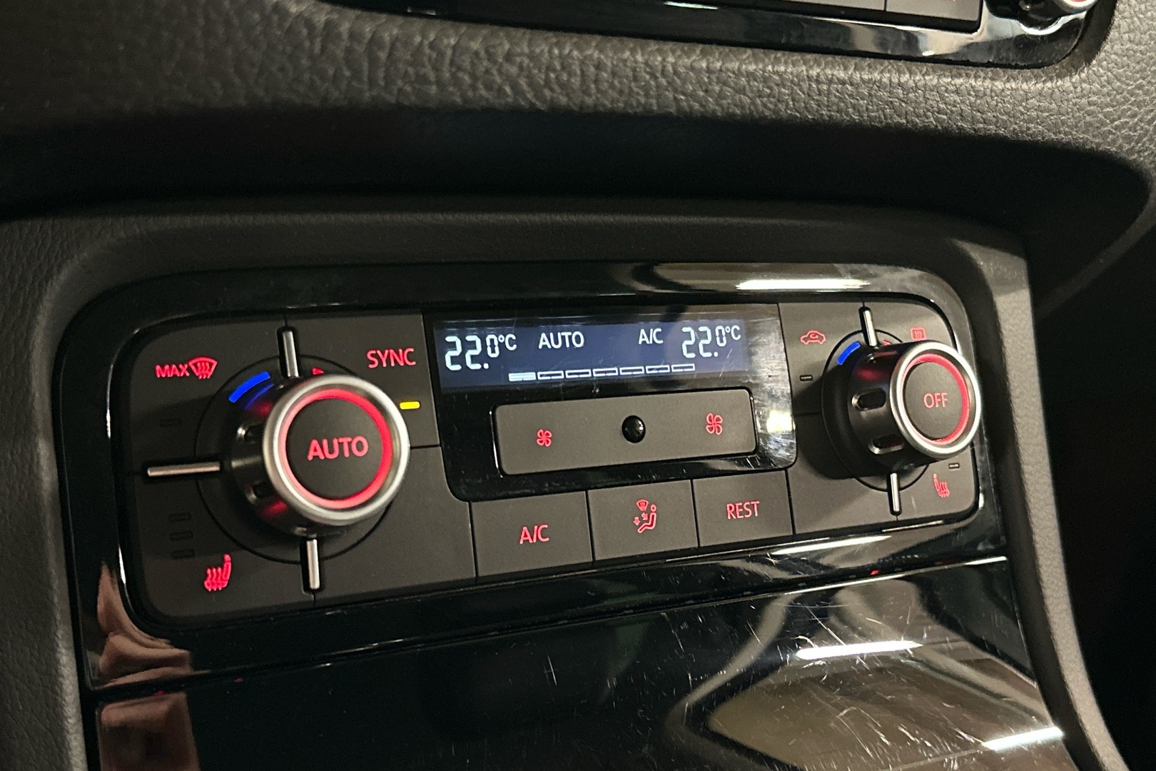 VOLKSWAGEN Touareg 2014