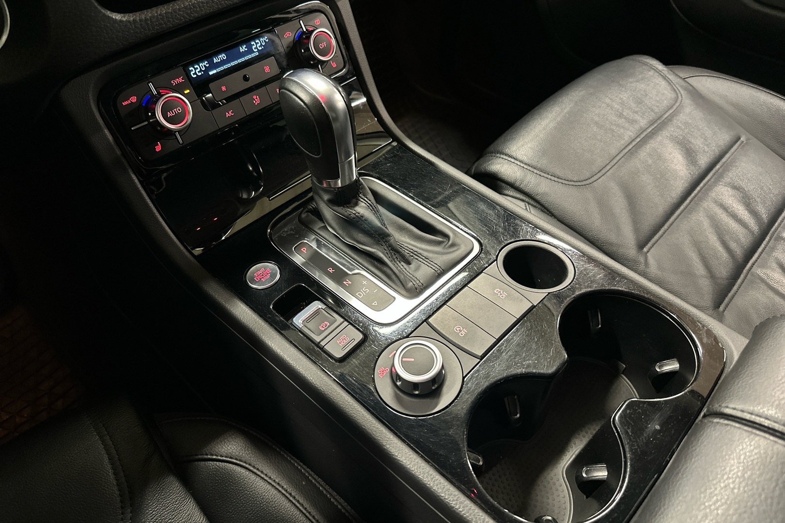 VOLKSWAGEN Touareg 2014
