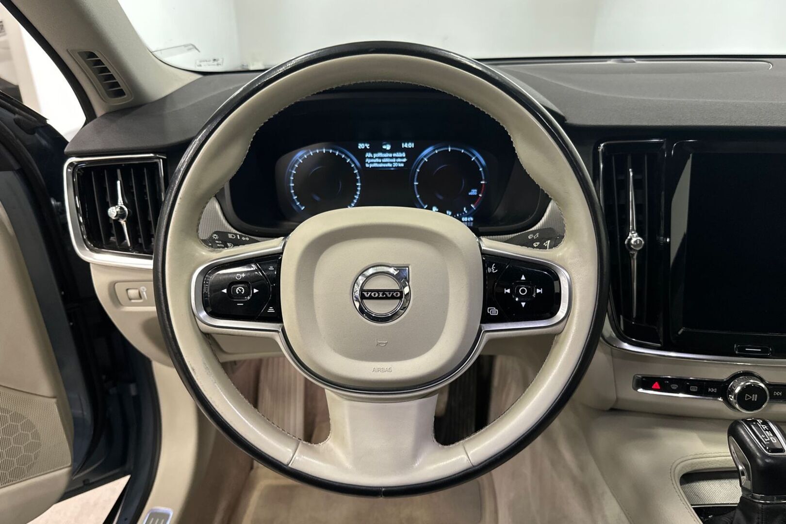 VOLVO S90 17