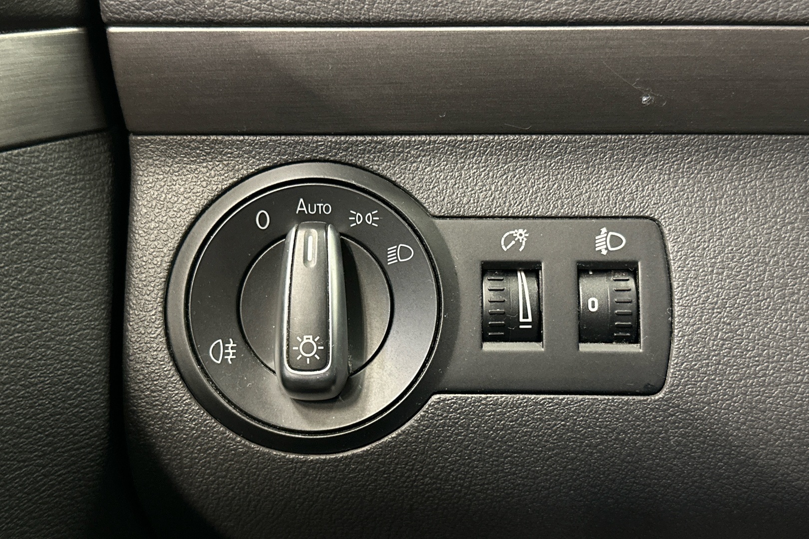 VOLKSWAGEN Touran 2011