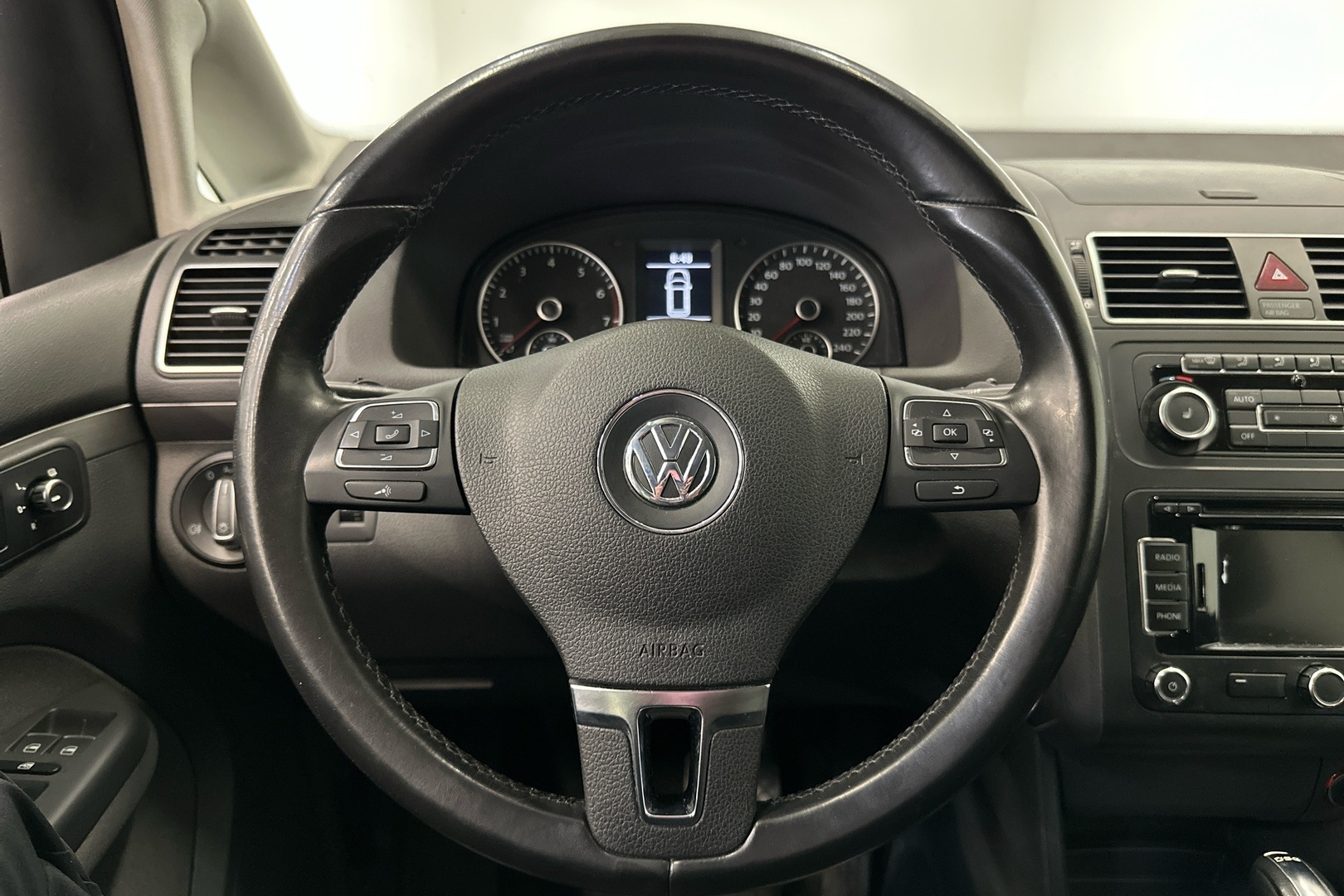 VOLKSWAGEN Touran 2011