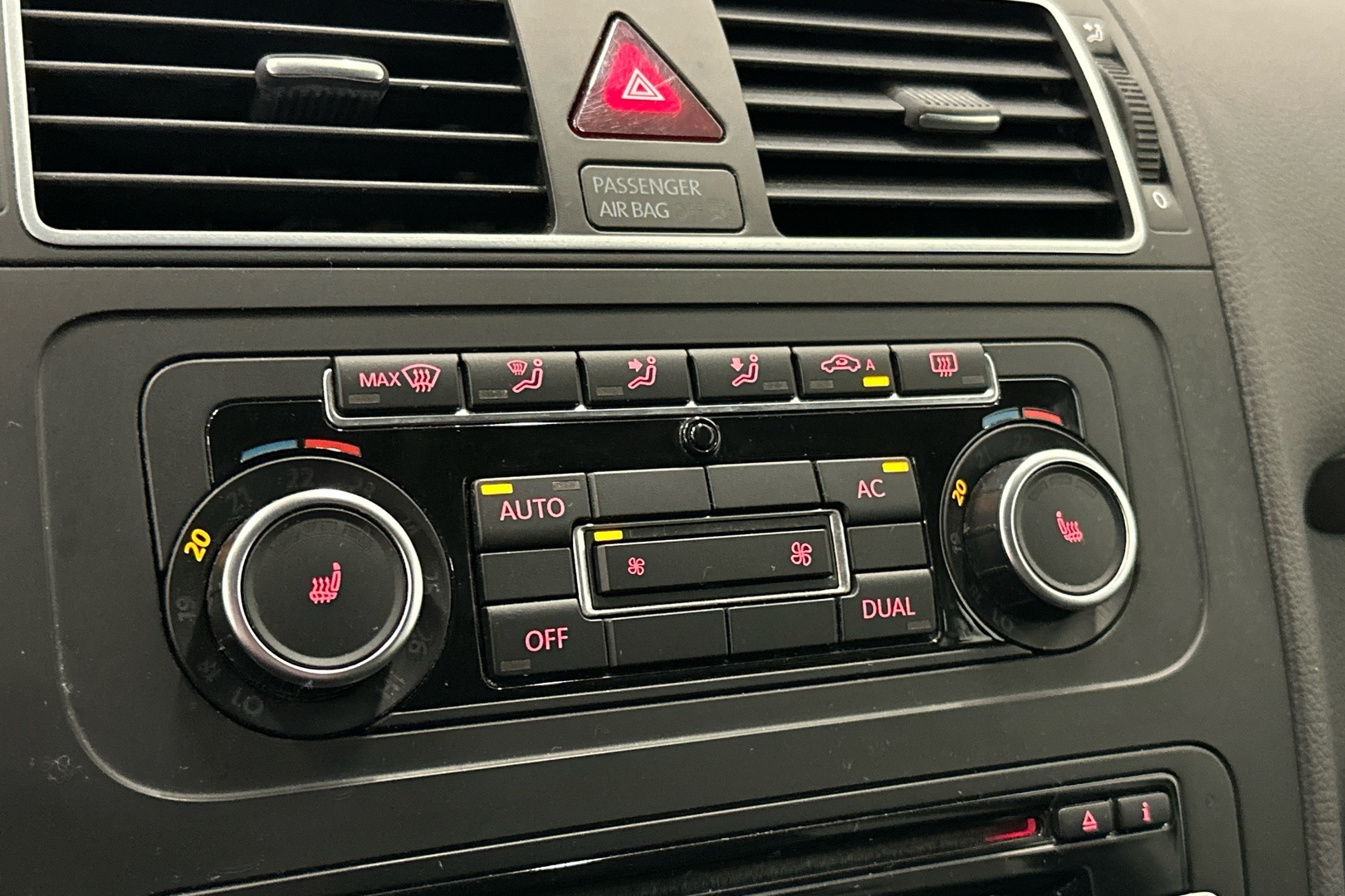 VOLKSWAGEN Touran 2011