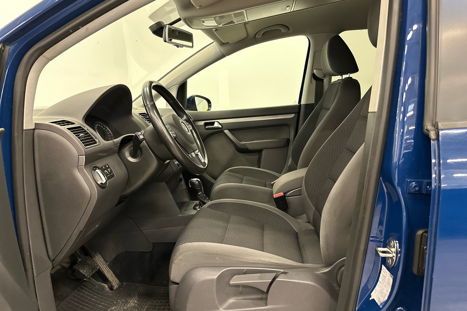 VOLKSWAGEN Touran 2011