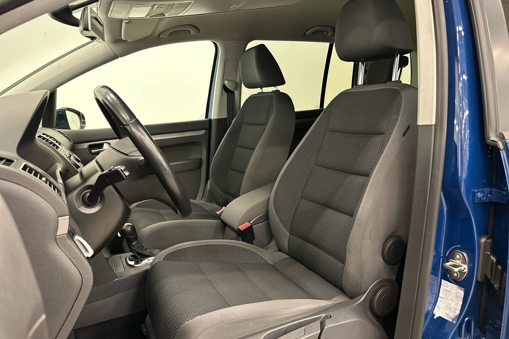 VOLKSWAGEN Touran 2011