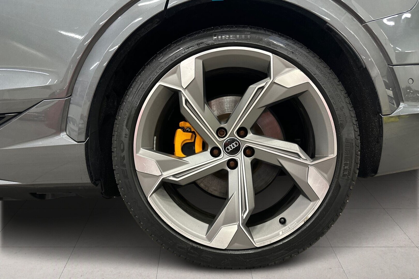 AUDI e-tron 13