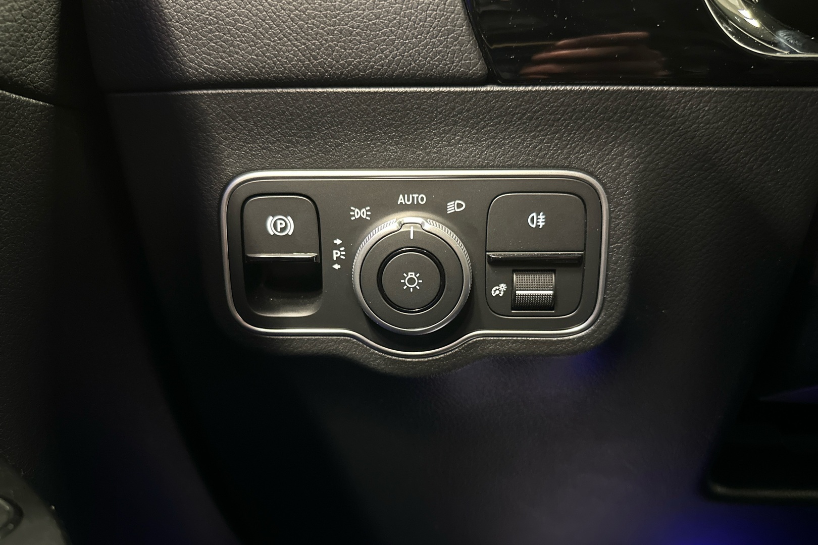 MERCEDES-BENZ EQA 2025