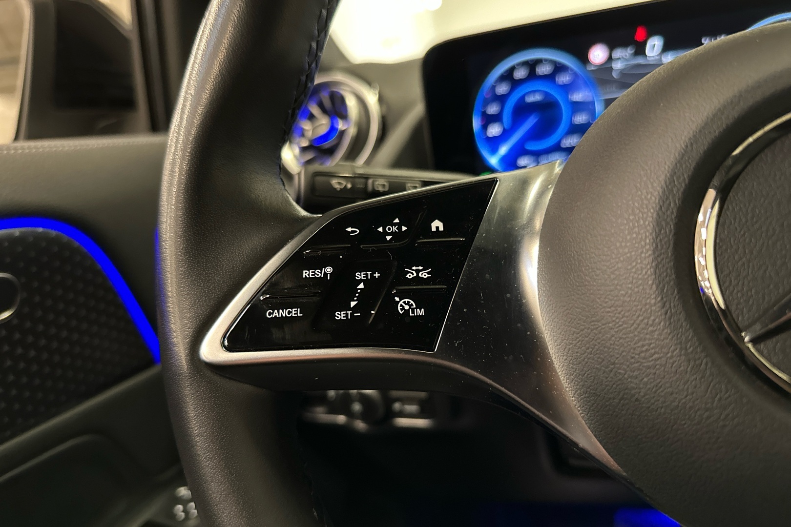 MERCEDES-BENZ EQA 2025