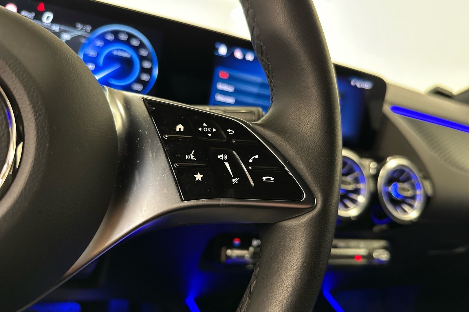 MERCEDES-BENZ EQA 2025