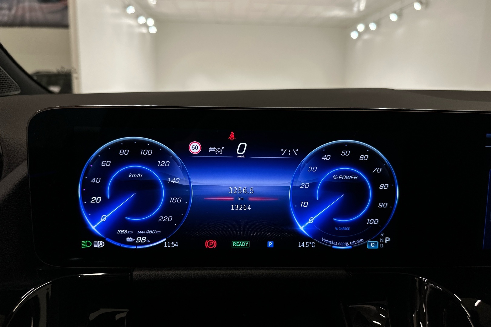 MERCEDES-BENZ EQA 2025