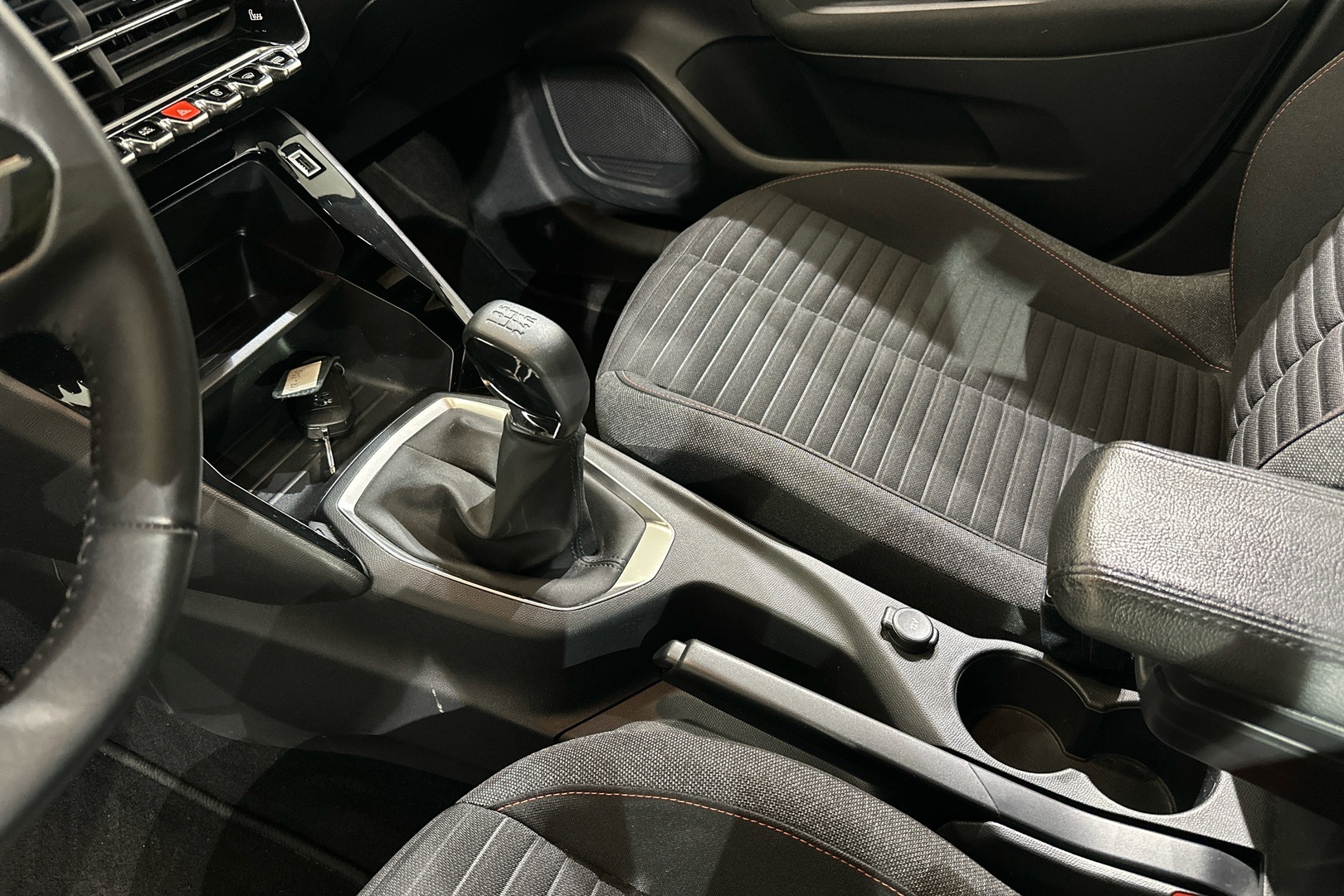 PEUGEOT 208 2021