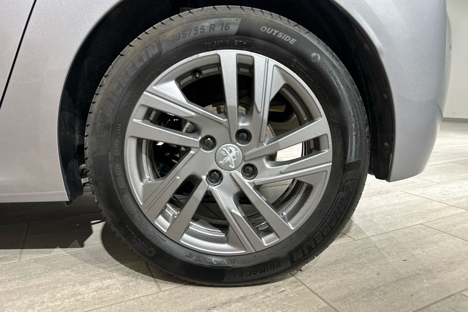 PEUGEOT 208 2021