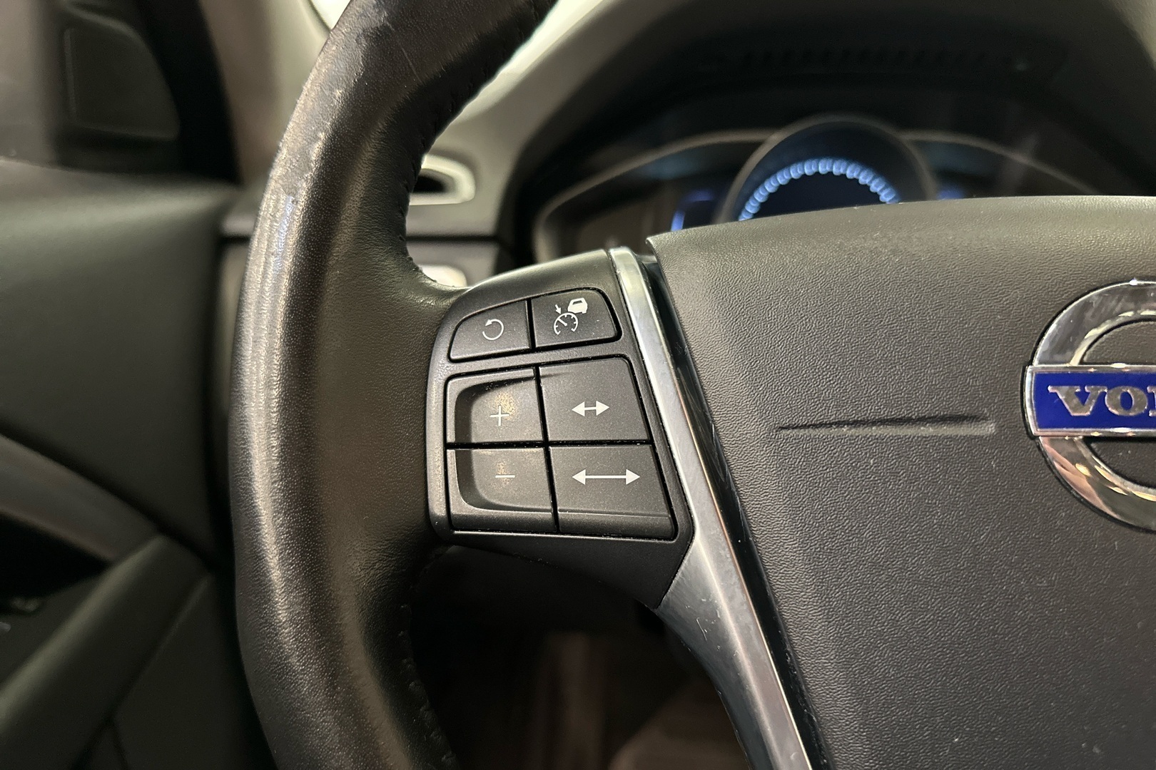 VOLVO V70 2016