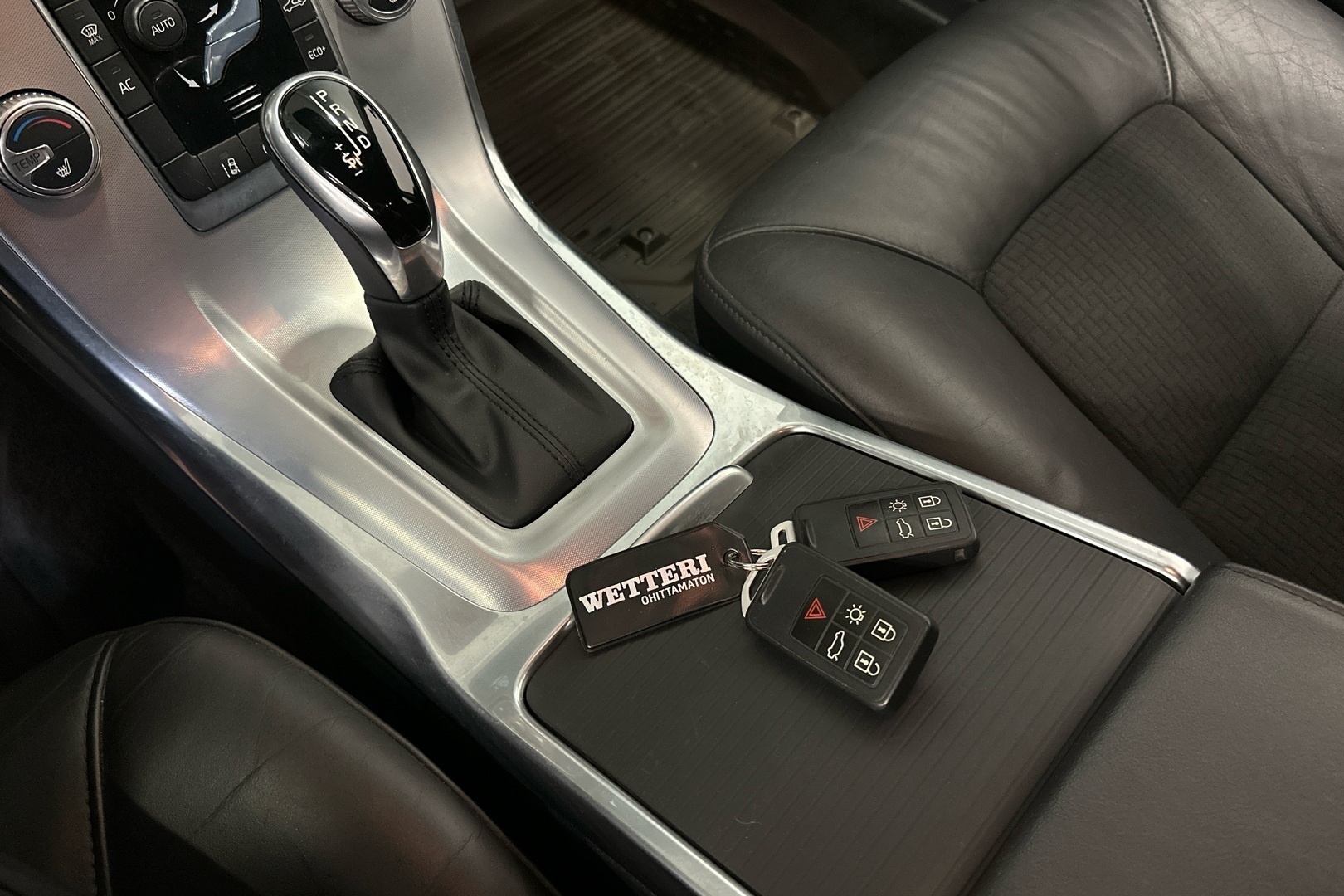 VOLVO V70 2016