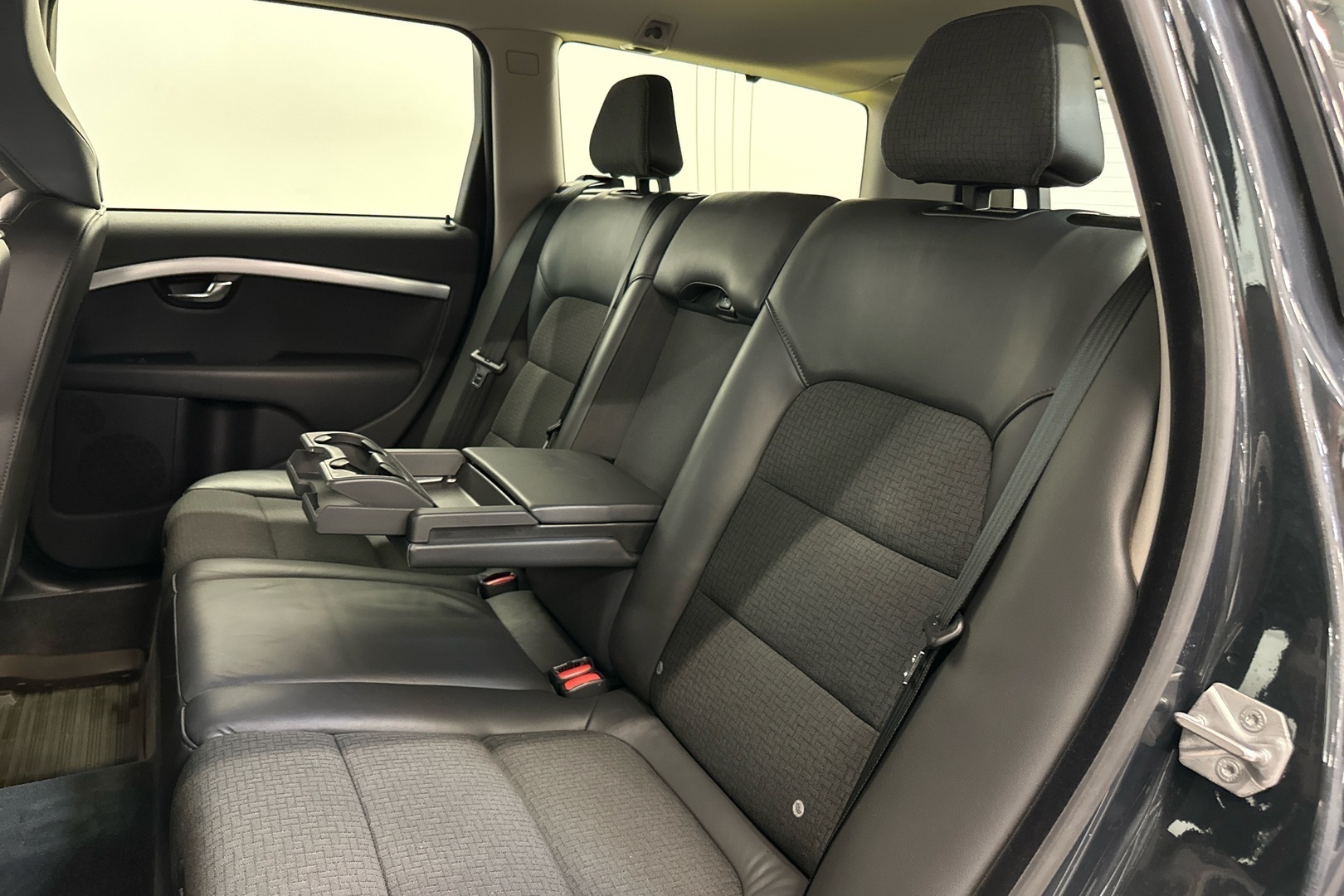 VOLVO V70 2016