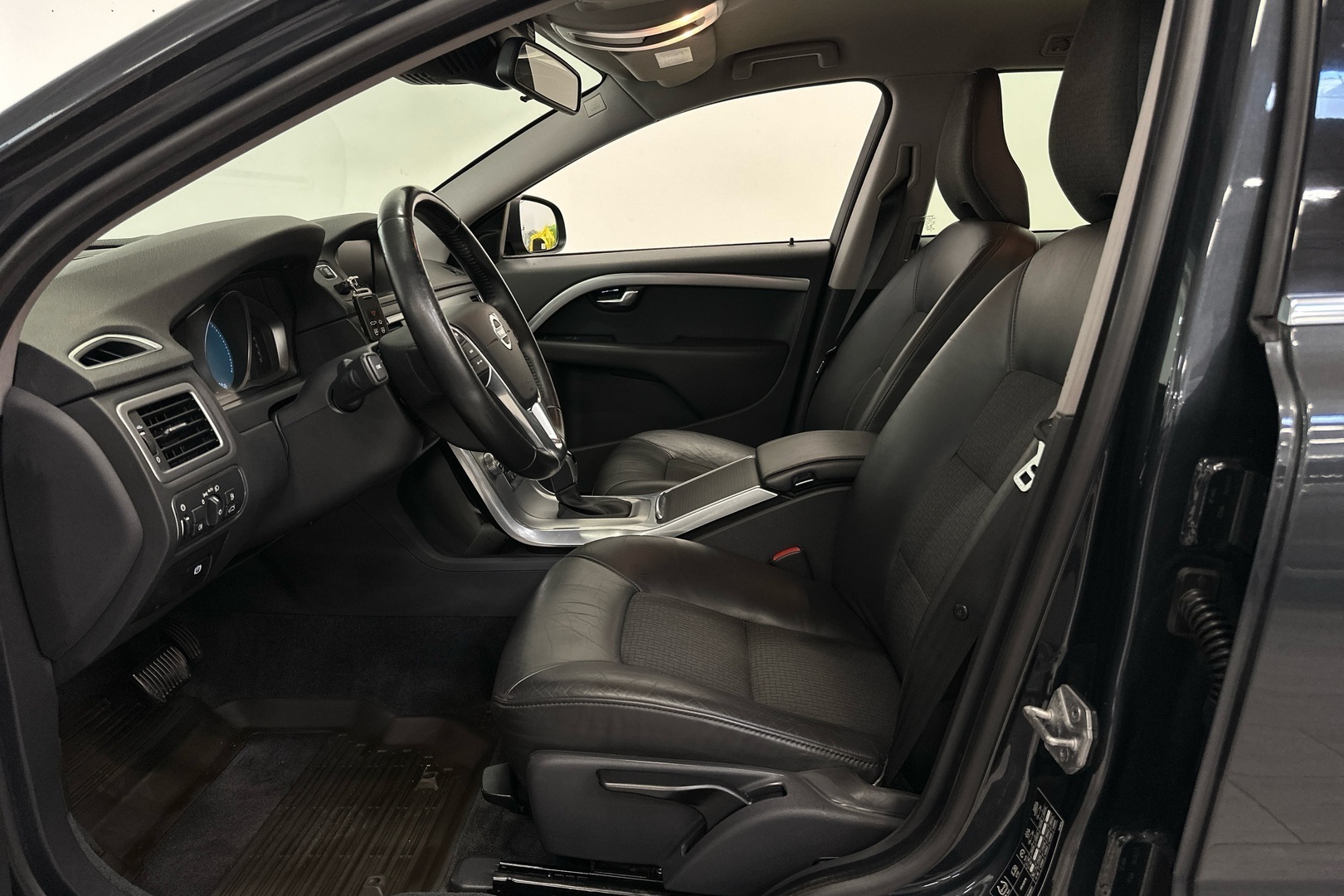 VOLVO V70 2016