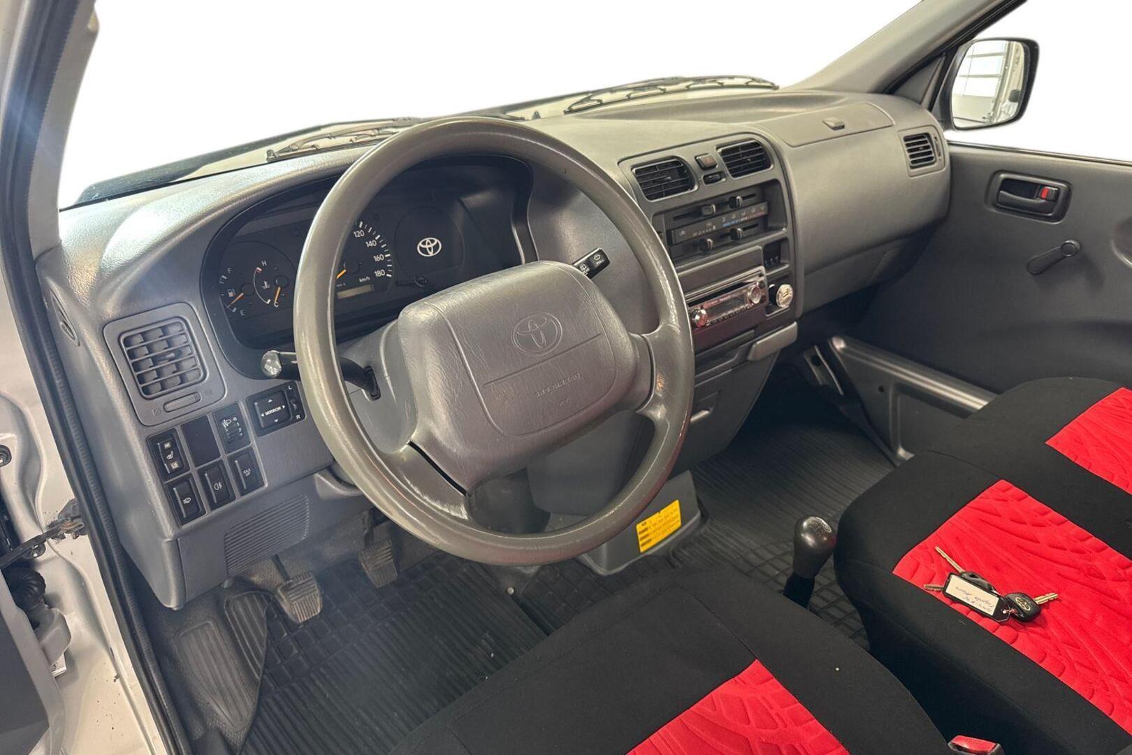 TOYOTA Hiace 10