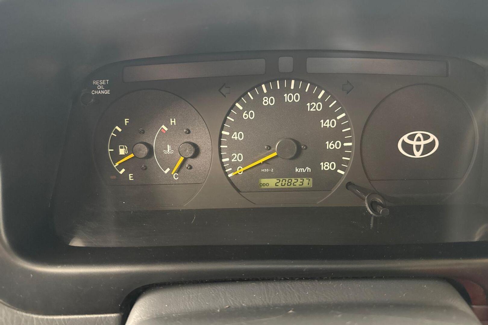 TOYOTA Hiace 13