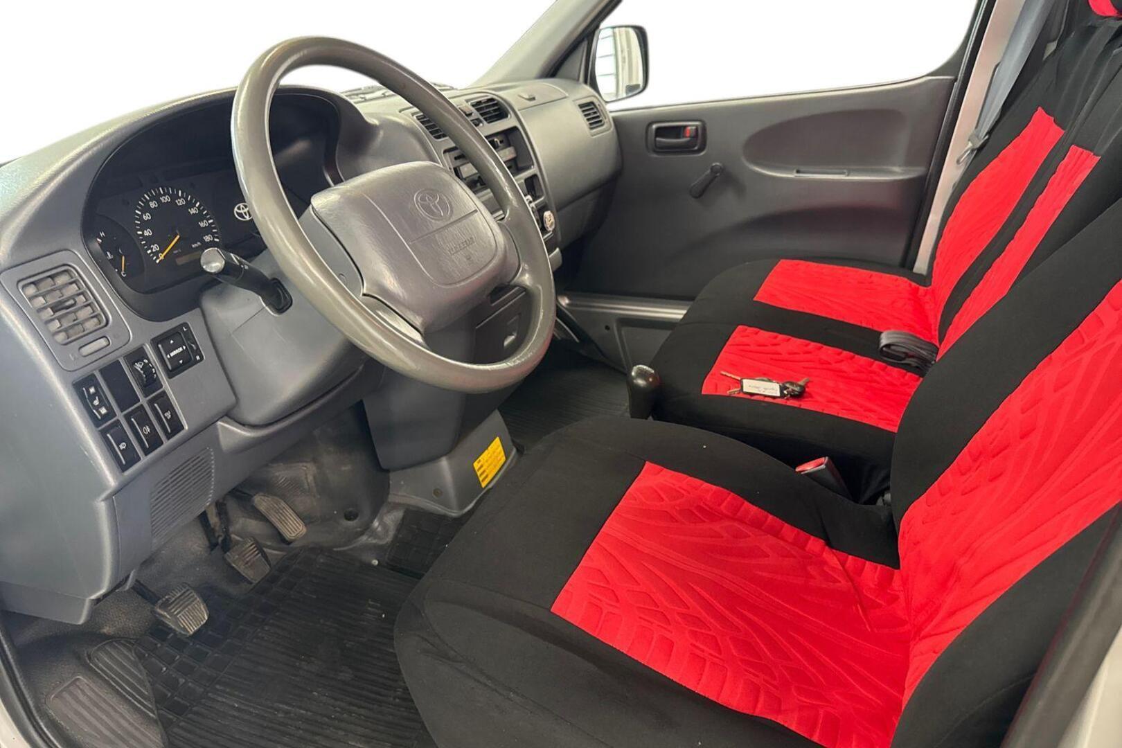 TOYOTA Hiace 8