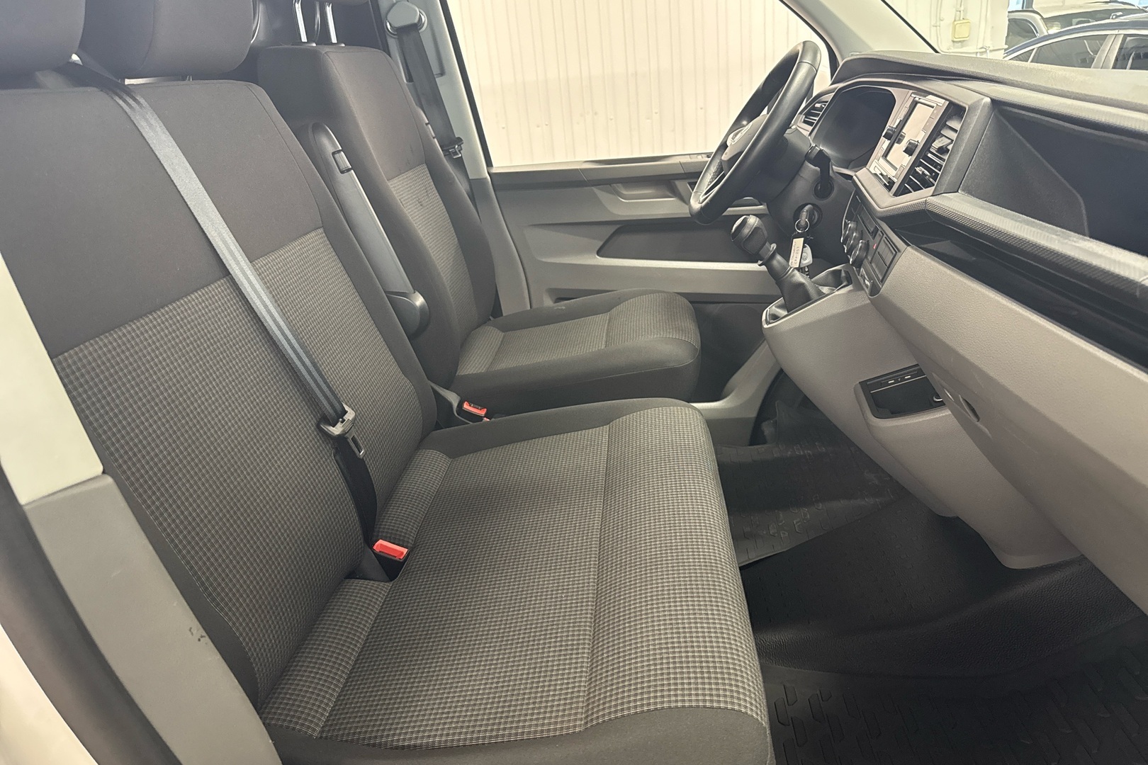 VOLKSWAGEN Transporter 2024