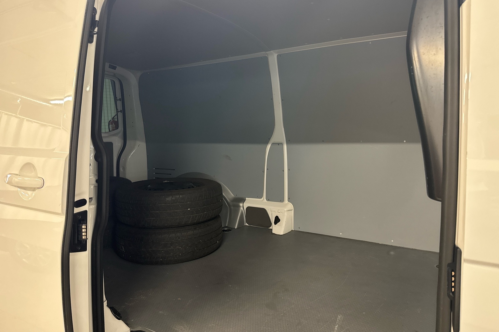 VOLKSWAGEN Transporter 2024